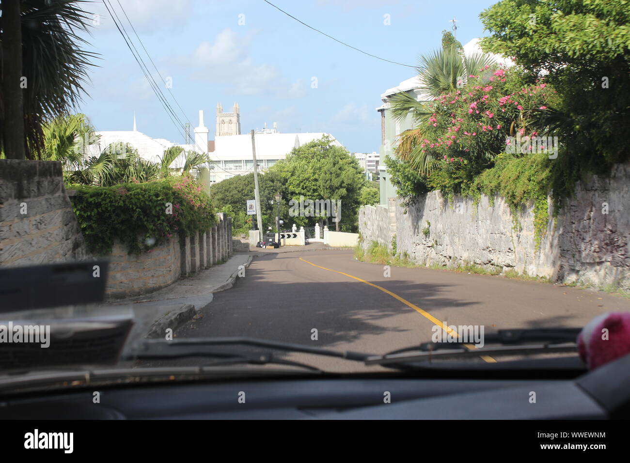 Fahren Sie durch die engen Straßen von Hamilton, Bermuda Stockfoto