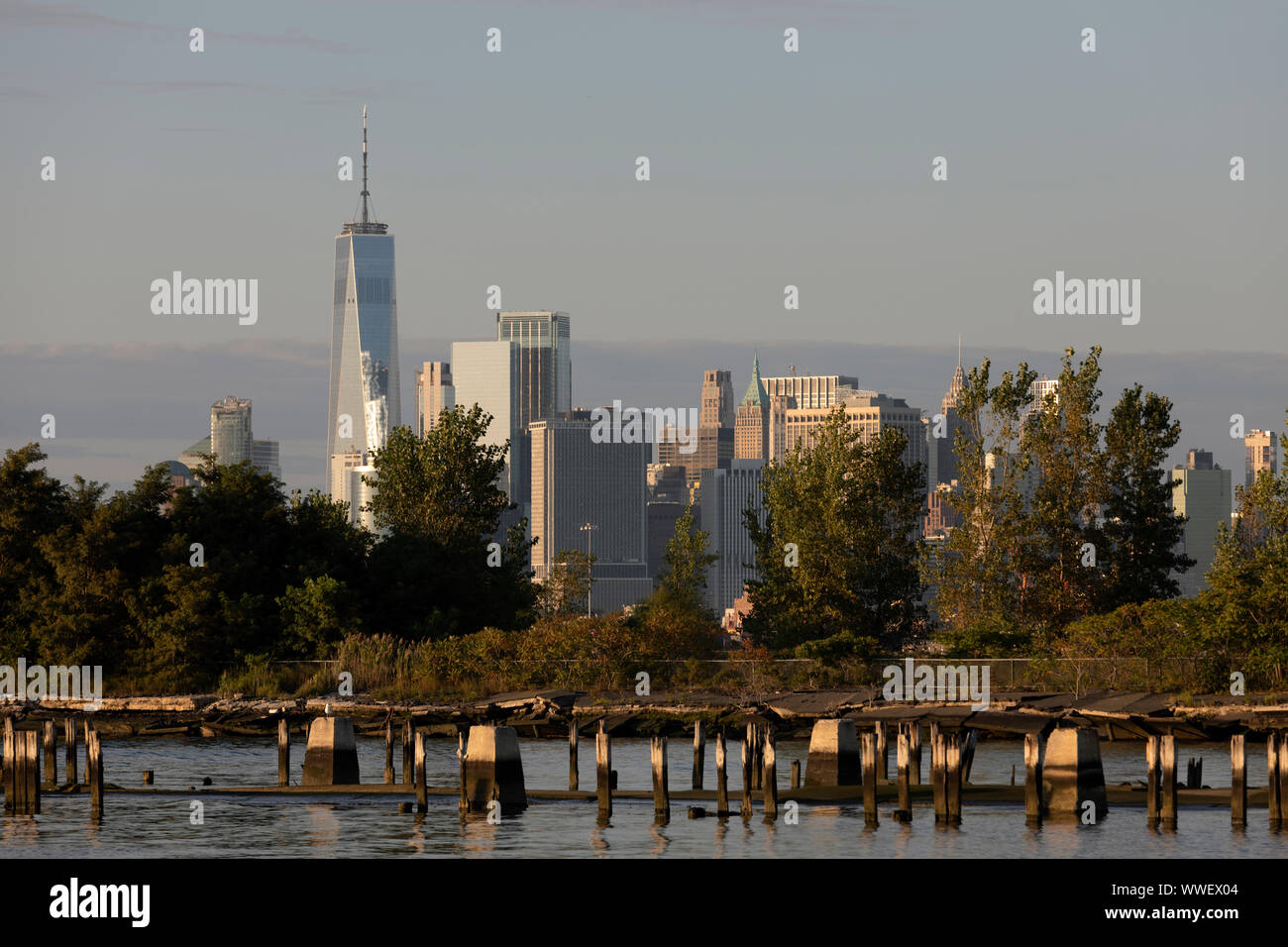 Blick auf Manhattan New York aus Brooklyn Bush Terminal Piers Park bei Sonnenuntergang. Stockfoto