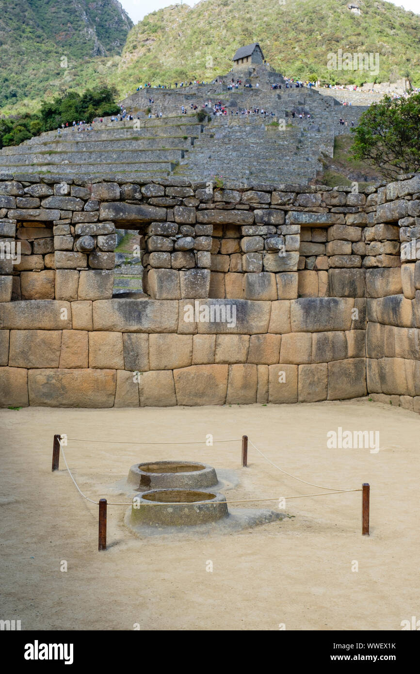 Wasserspiegel, Wasserspiegel, kreisförmige Felsvorsprünge, die als Kreismörtel oder astronomisches Werkzeug verwendet werden, um Sterne zu reflektieren, Machu Picchu Ruinen, Peru. Stockfoto