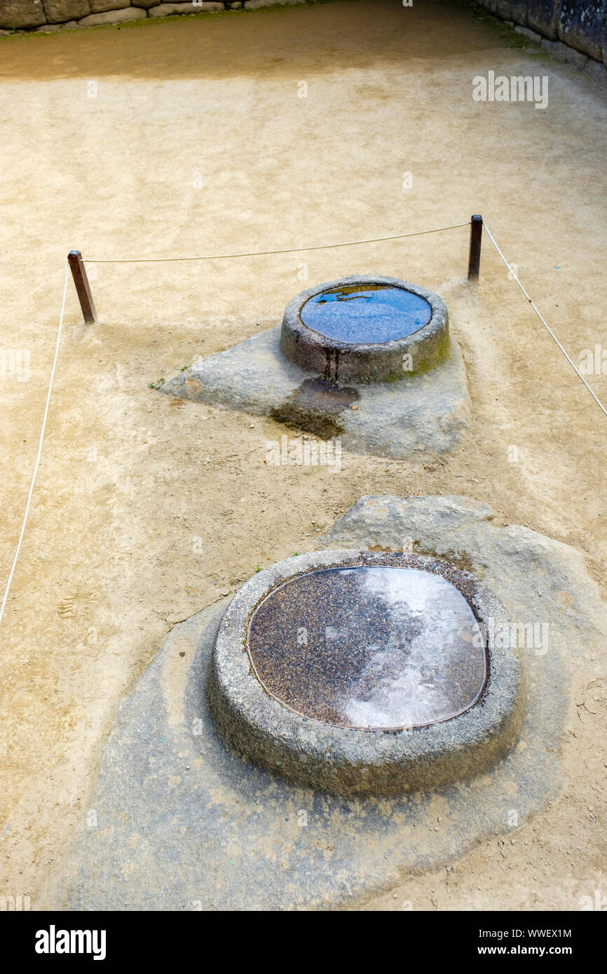 Wasserspiegel, Wasserspiegel, kreisförmige Felsvorsprünge, die als Kreismörtel oder astronomisches Werkzeug verwendet werden, um Sterne zu reflektieren, Machu Picchu Ruinen, Peru. Stockfoto