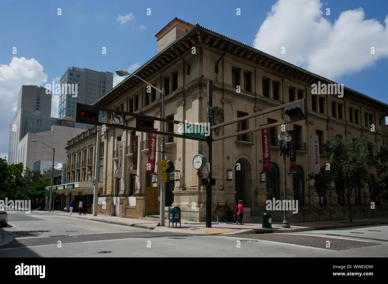 NE 1 und NE 1. Avenue in Downtown Miami mit historischen US Post Office Gebäude dominiert die Ansicht Stockfoto