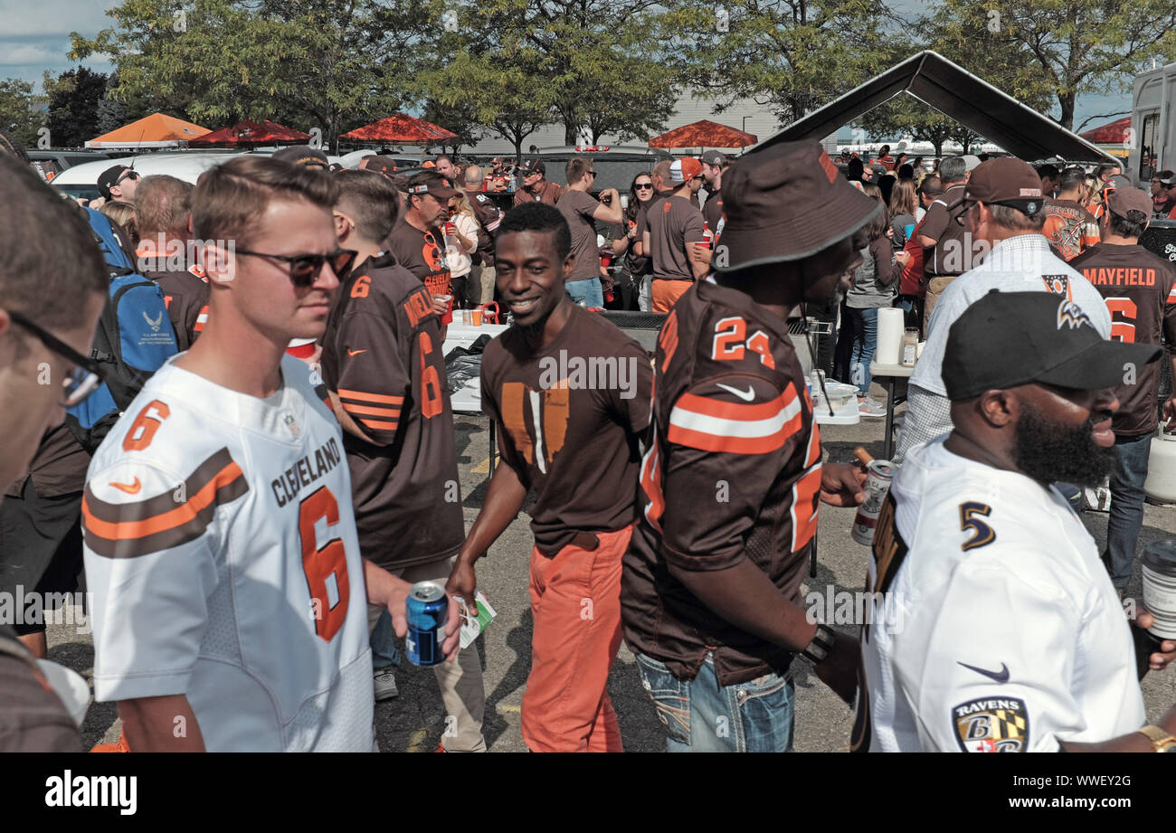 Cleveland Browns Football fans übernehmen die Muni Los in der Innenstadt von Cleveland Ohio für die pre-Spiel tailgating Partei vor dem Hauptöffner. Stockfoto