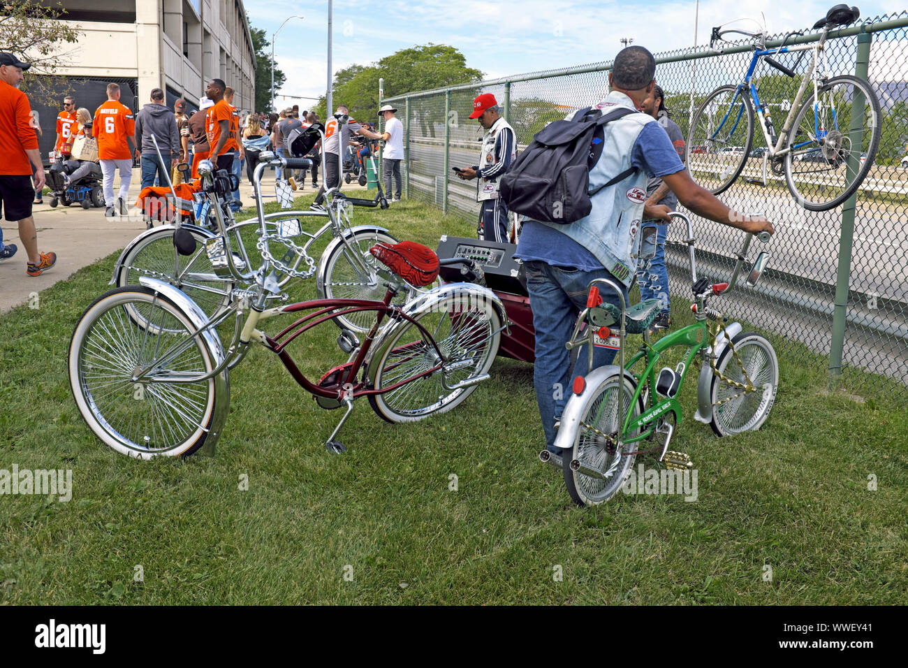 Ausgefahrene Fahrräder werden während einer Veranstaltung in Cleveland, Ohio, USA geparkt. Stockfoto