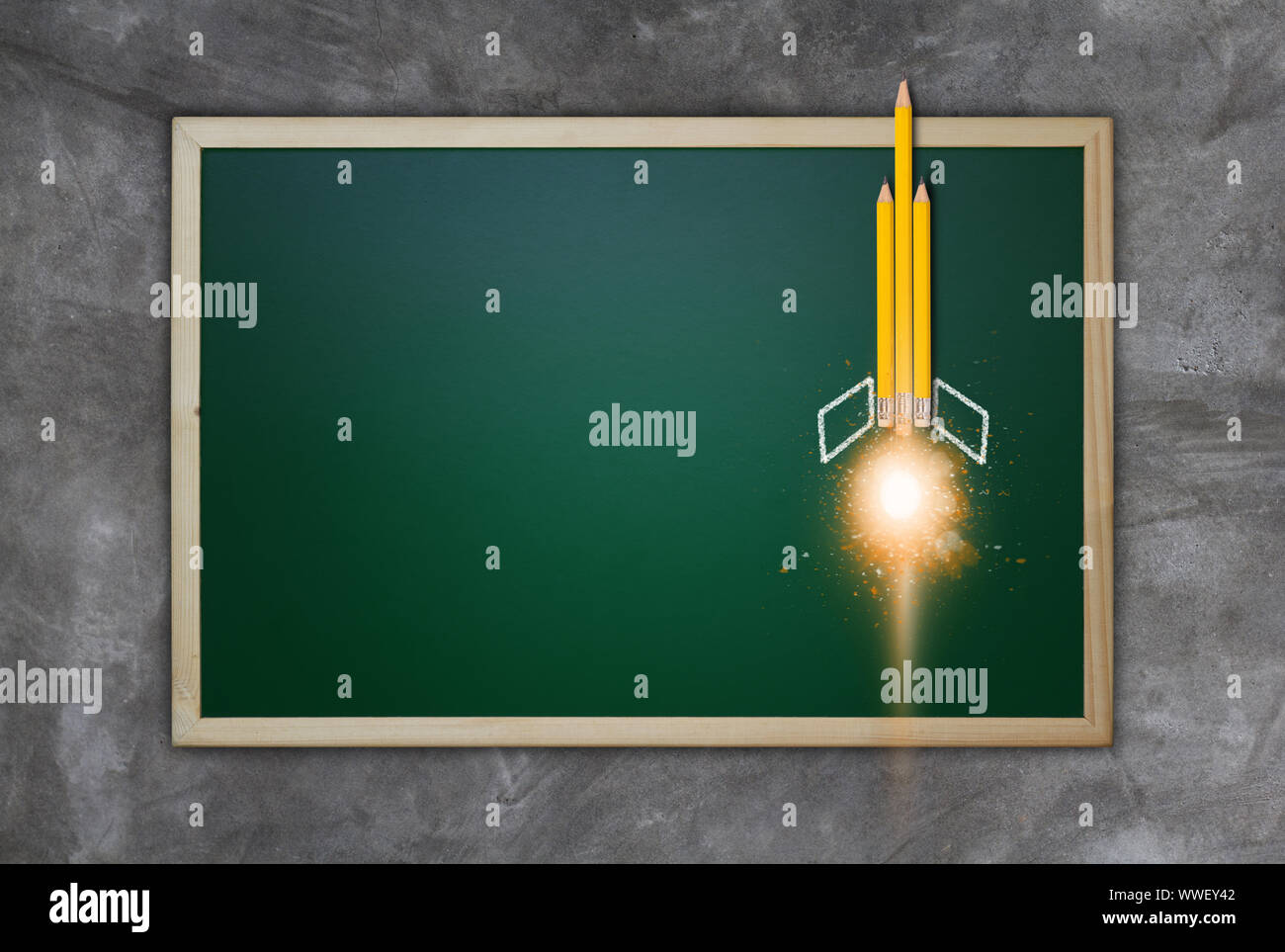 Bildung Konzept, Knowledge Management, gelben Bleistift Rakete auf schiefertafel Hintergrund Stockfoto
