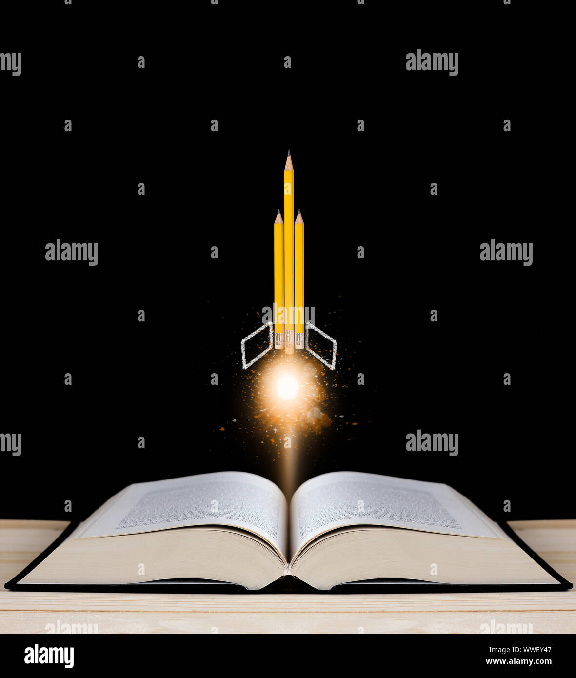 Bildung Konzept, Knowledge Management, gelben Bleistift Rakete auf blackboard Hintergrund Stockfoto