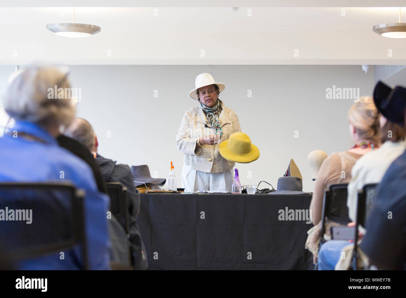 Seattle Hutmacher Sonia Wooten-Gill gibt eine Demonstration während der Sonntag hat Parade am Museum der Geschichte und Industrie in Seattle, Washington am 15. September 2019. Die Feier zu Ehren der Tradition der Hüte in der lokalen schwarzen Gemeinschaft, wurde als Teil des Seattle Stil gehalten: Mode/Funktion Ausstellung mit dem Black Heritage Gesellschaft der Staat Washington. 1952 Erstmals gegründet, das Museum ist das größte private Erbe Organisation im Staat Washington der ausstellenden Artefakte aus Seattle und die größere Puget Sound Region. Stockfoto