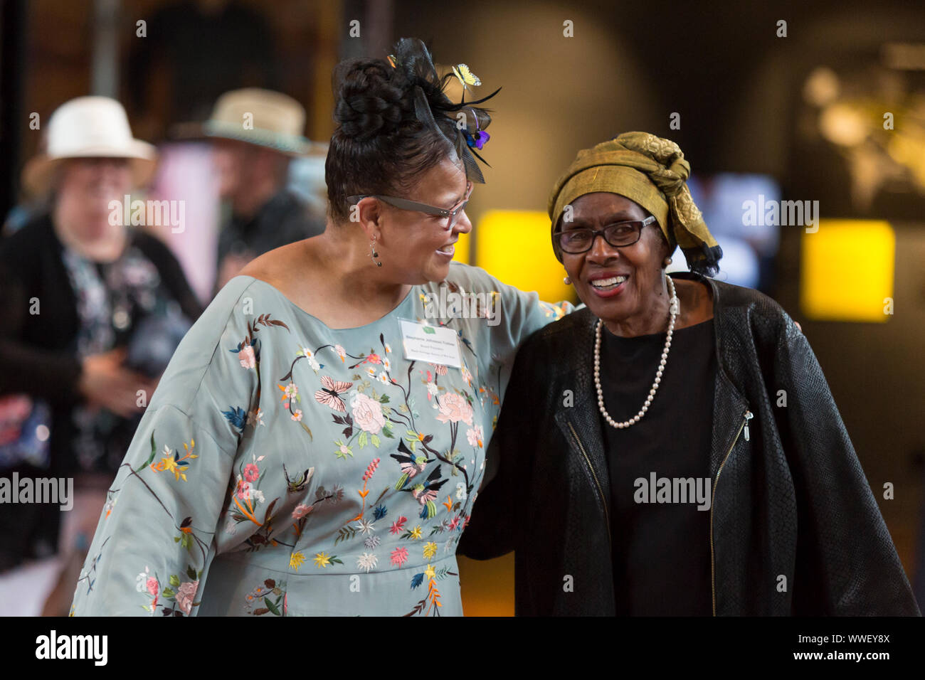 Stephanie Johnson-Toliver (links), Präsident der Black Heritage Gesellschaft der Staat Washington, Spaziergänge der Sonntag hat Parade am Museum der Geschichte und Industrie in Seattle, Washington am 15. September 2019. Die Feier zu Ehren der Tradition der Hüte in der lokalen schwarzen Gemeinschaft, wurde als Teil des Seattle Stil gehalten: Mode/Funktion Ausstellung mit dem Black Heritage Gesellschaft der Staat Washington. 1952 Erstmals gegründet, das Museum ist das größte private Erbe Organisation im Staat Washington der ausstellenden Artefakte aus Seattle und die größere Puget Sound Region. Stockfoto