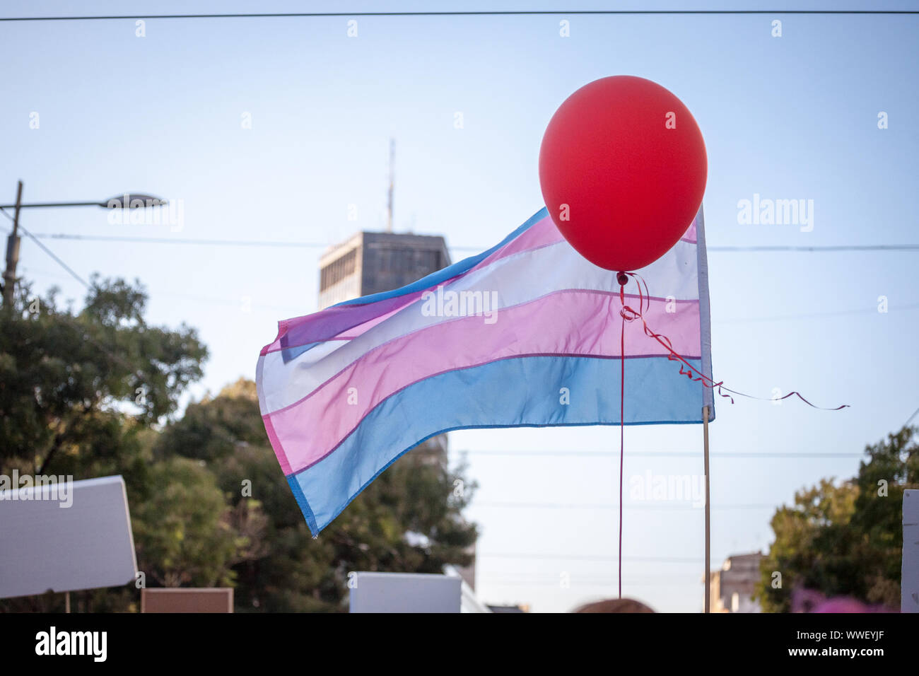 Transgender Flagge Verzicht in der Luft mit einem Ballon während der Gay Pride in Belgrad in Serbien. Dieses Kennzeichen ist ein Symbol für die Transsexuelle LGBTQ Community Stockfoto