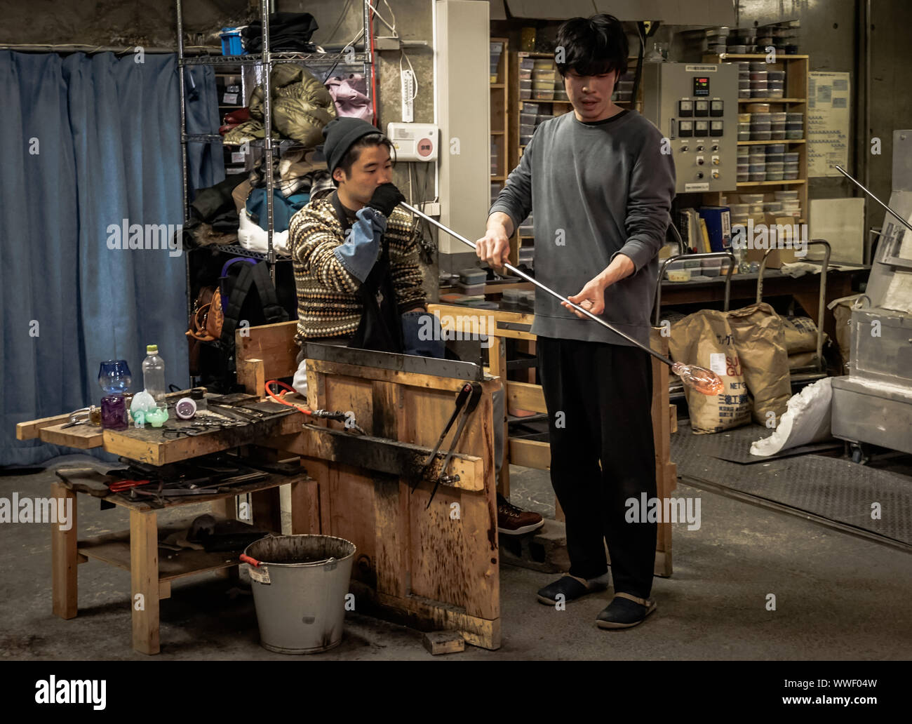 Zwei Männer Glas in einer Werkstatt in Otaru, Hokkaido, Japan blasen Stockfoto