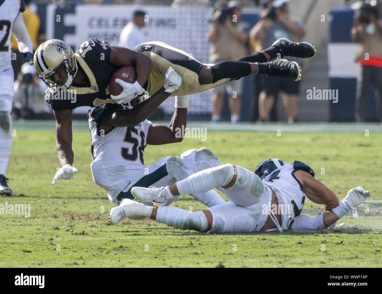 Los Angeles, USA. 15 Sep, 2019. New Orleans Saints wide receiver Michael Thomas (13) wird die horizontale, während im Los Angeles Memorial Coliseum Los Angeles, Kalifornien am Sonntag, dem 15. September 2019 in Angriff genommen werden. Die Rams besiegt die Heiligen 27 - 9 Ihr Haus Jahreszeit zu öffnen. Foto von Michael Goulding/UPI Quelle: UPI/Alamy leben Nachrichten Stockfoto
