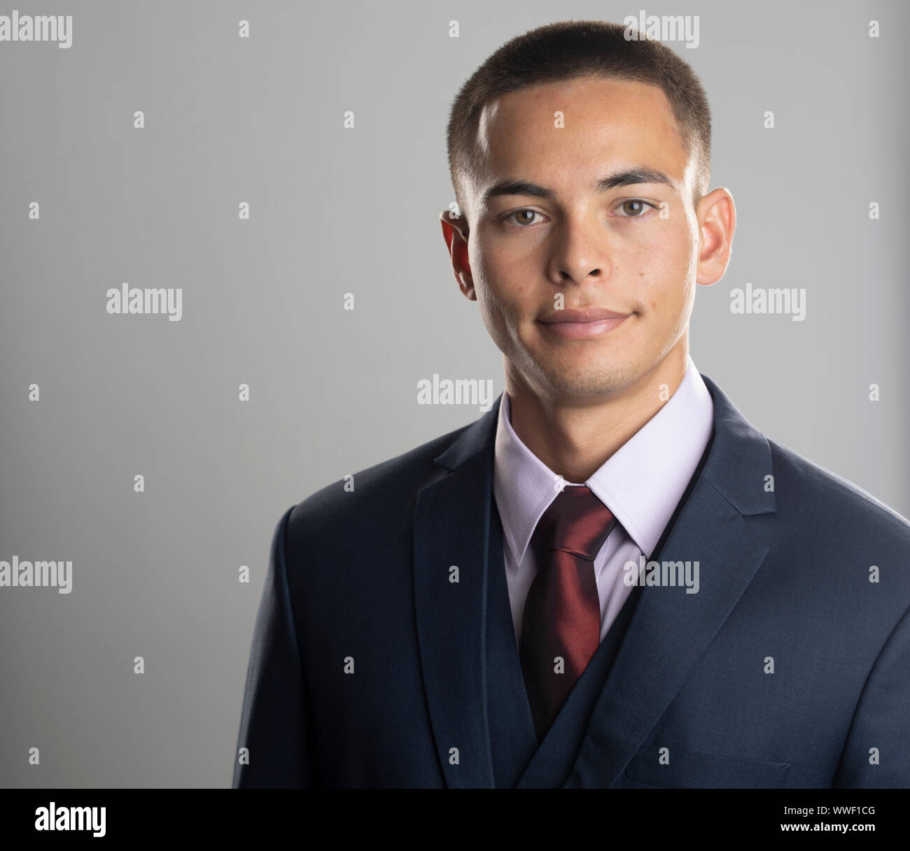 Schönen gemischten Rennen jungen Mann mit Anzug Stockfoto