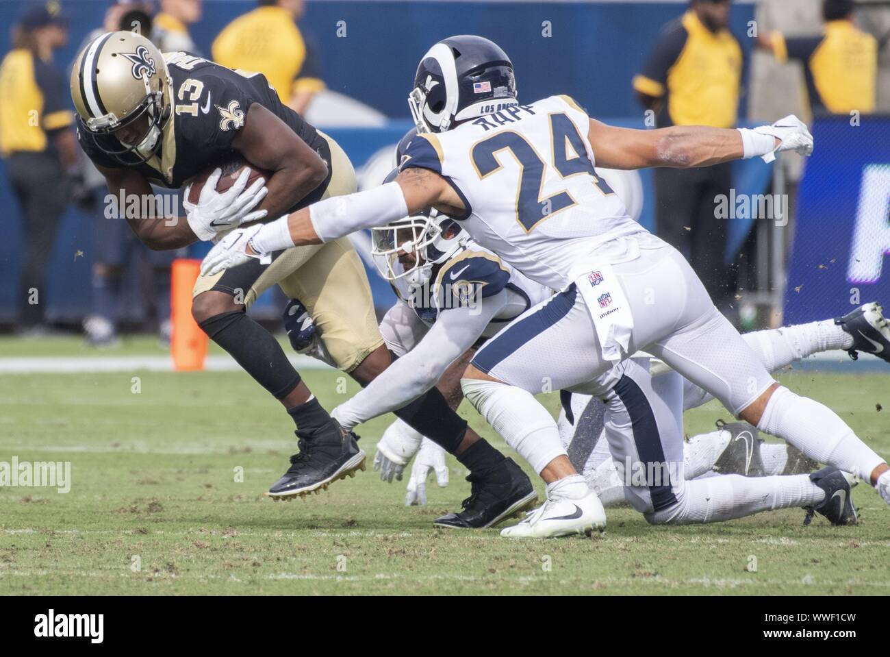 Los Angeles, USA. 15 Sep, 2019. Los Angeles Rams Sicherheit Taylor Rapp (24) schliesst sich an New Orleans Saints wide receiver Michael Thomas (13) an der Los Angeles Memorial Coliseum Los Angeles, Kalifornien am Sonntag, dem 15. September 2019. Die Rams besiegt die Heiligen 27 - 9 Ihr Haus Jahreszeit zu öffnen. Foto von Michael Goulding/UPI Quelle: UPI/Alamy leben Nachrichten Stockfoto