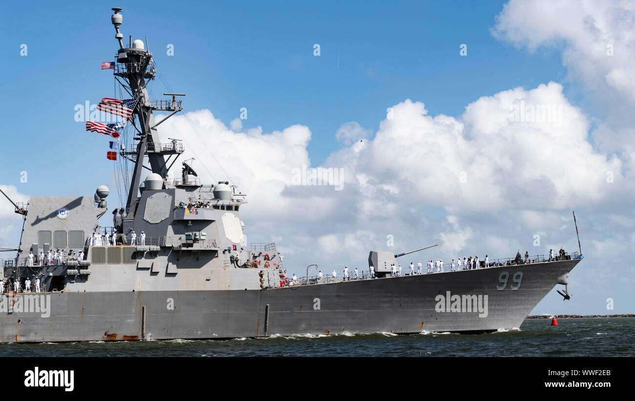 190914-N-KK 394-042 JACKSONVILLE, Fla. (Bis 30. 14, 2019) Der Arleigh-burke-Klasse geführte Anti-raketen-Zerstörer USS Farragut (DDG99) fährt Naval Station Mayport. Farragut unter Schiffe und Einheiten aus dem Harry S. Truman Carrier Strike Group, einer Oberfläche Action Group (SAG) gebildet und sind die Bereitstellung von ihrer Ostküste homeports von Norfolk, Virginia und Mayport, Florida (USA Marine Foto von Mass Communication Specialist 2. Klasse Anderson W. Zweig / freigegeben) Stockfoto