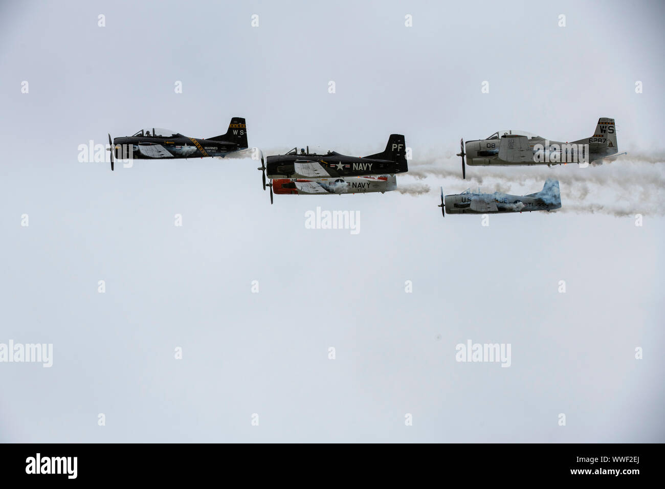 Piloten für den Trojaner Thunder T-28 Antenne Demonstration Team am 2019 Donner über DoverAir zeigen, Sept. 13, 2019 durchführen, in Dover Air Force Base, Del Das Team führt Antenne Demonstrationen mit rollenden Wolken von Rauch. (U.S. Air Force Foto von älteren Flieger Christopher Wachtel) Stockfoto