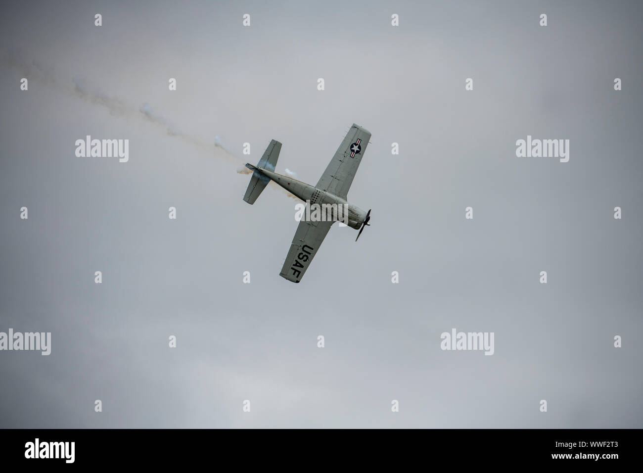 Ein Pilot für den Trojaner Thunder T-28 Antenne Demonstration Team führt während der 2019 Donner über Dover Air Show Sept. 14, 2019, in Dover Air Force Base, Del Das Team führt Antenne Demonstrationen mit rollenden Wolken von Rauch. (U.S. Air Force Foto von älteren Flieger Christopher Wachtel) Stockfoto