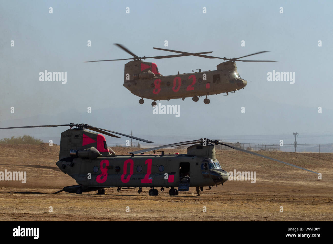 Ein U.S. Army UH-60 Black Hawk Hubschrauber von Bravo der Firma des Kalifornien Army National Guard, 1.BATAILLON, 126 Aviation Regiment, landet während Aufnahme und Abwurf aus feuerwehrmänner an eine helibase, Sept. 12, 2019, in Red Bluff, Kalifornien, während die Bemühungen im Süden Feuer in Tehama County zu enthalten. 6 Cal Guard Hubschrauber wurden aktiviert, staatlichen und föderalen Agenturen kämpfen ein Paar wildfires in der Grafschaft zu unterstützen. (U.S. Air National Guard Foto: Staff Sgt. Crystal Housman) Stockfoto