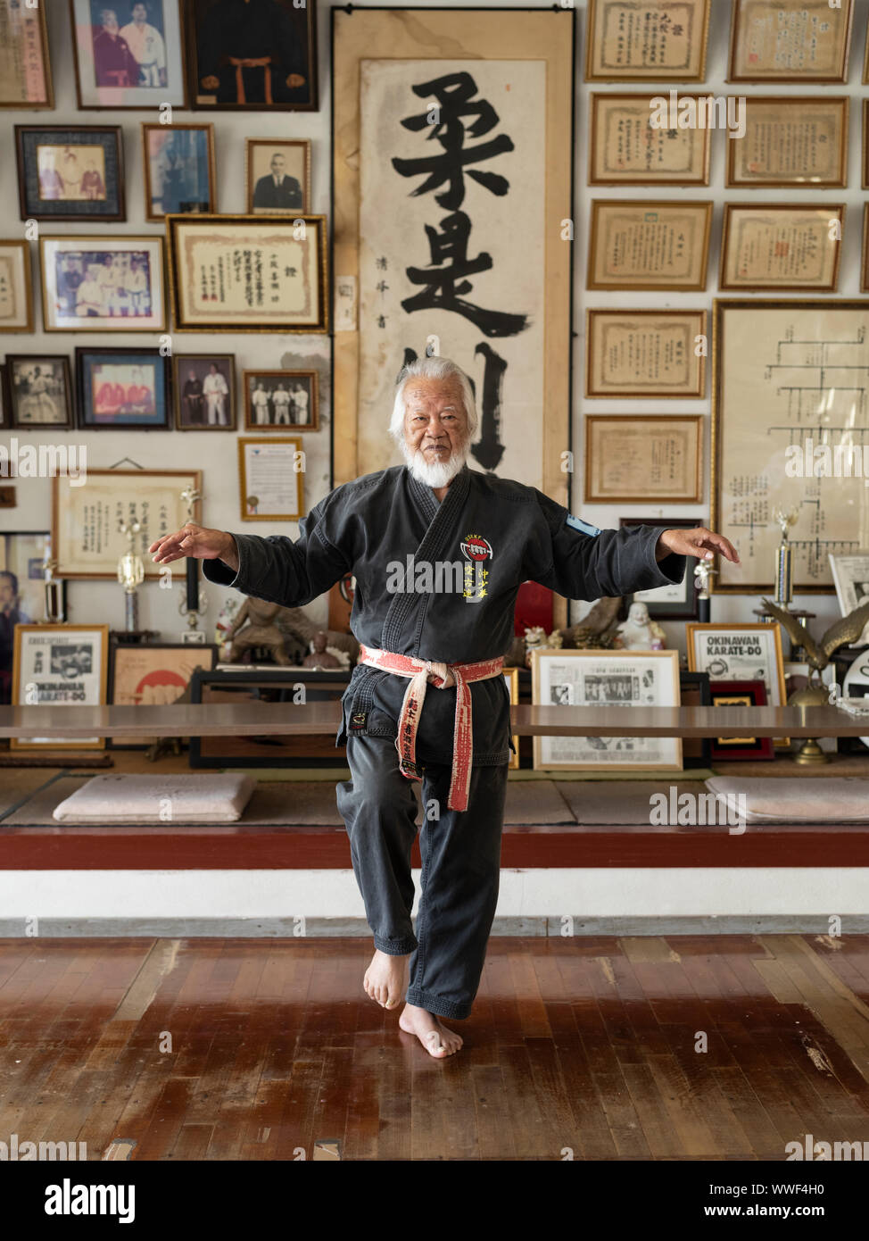 Fusei Kise 10 dan Matsumura orthodoxen Shorin-Ryu Karate und Kobudo 83 Jahre alt. In seinem Dojo in Okinawa City am 13. April 2019 fotografiert. Lea Stockfoto