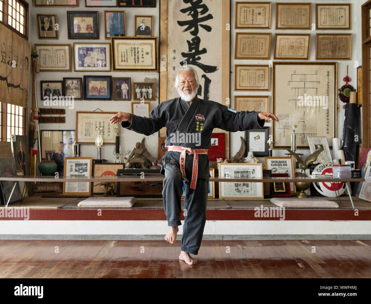 Fusei Kise 10 dan Matsumura orthodoxen Shorin-Ryu Karate und Kobudo 83 Jahre alt. In seinem Dojo in Okinawa City am 13. April 2019 fotografiert. Lea Stockfoto