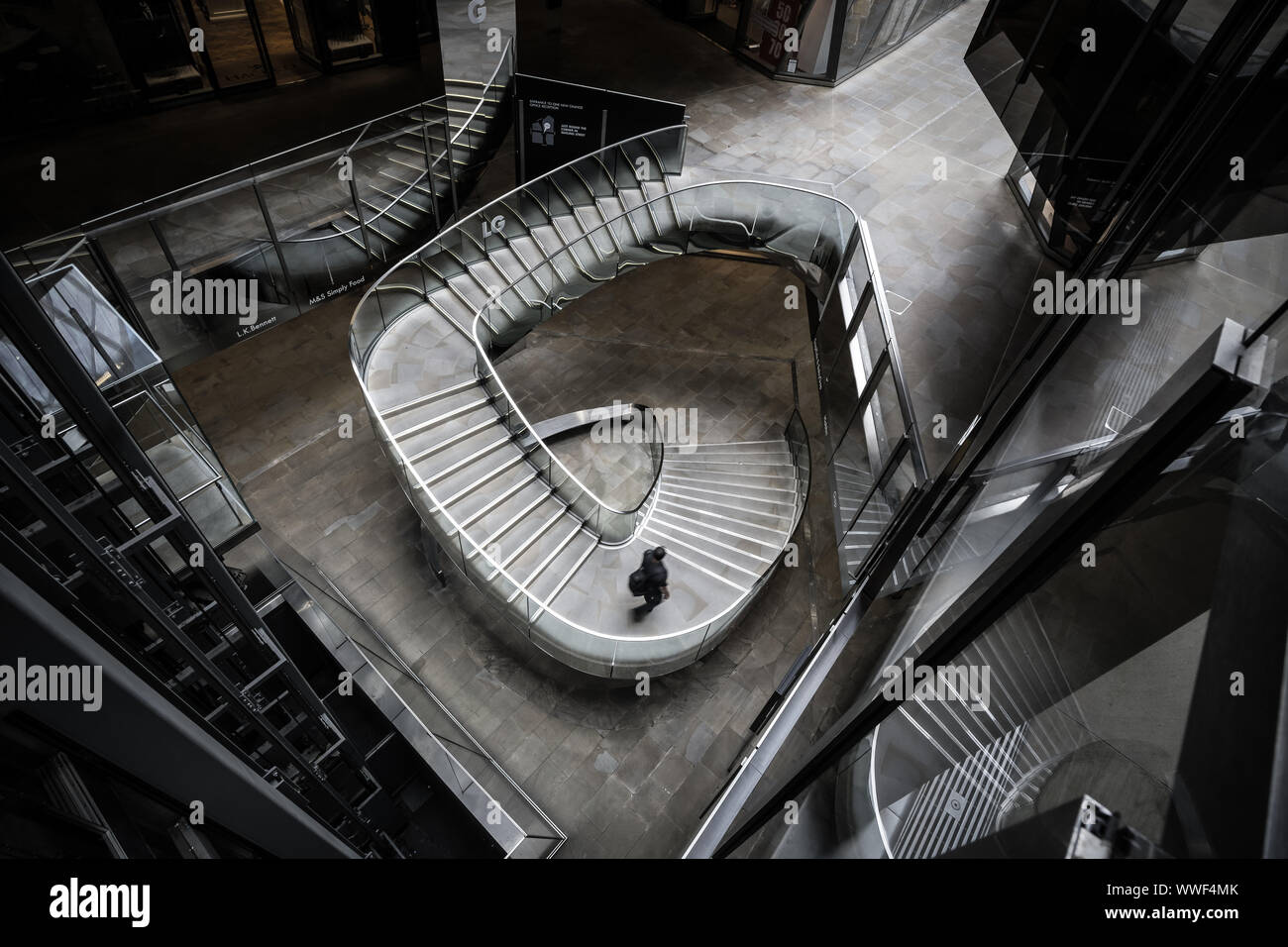 Eine einsame Person gehen, Schritte in eine neue, in der City von London Stockfoto