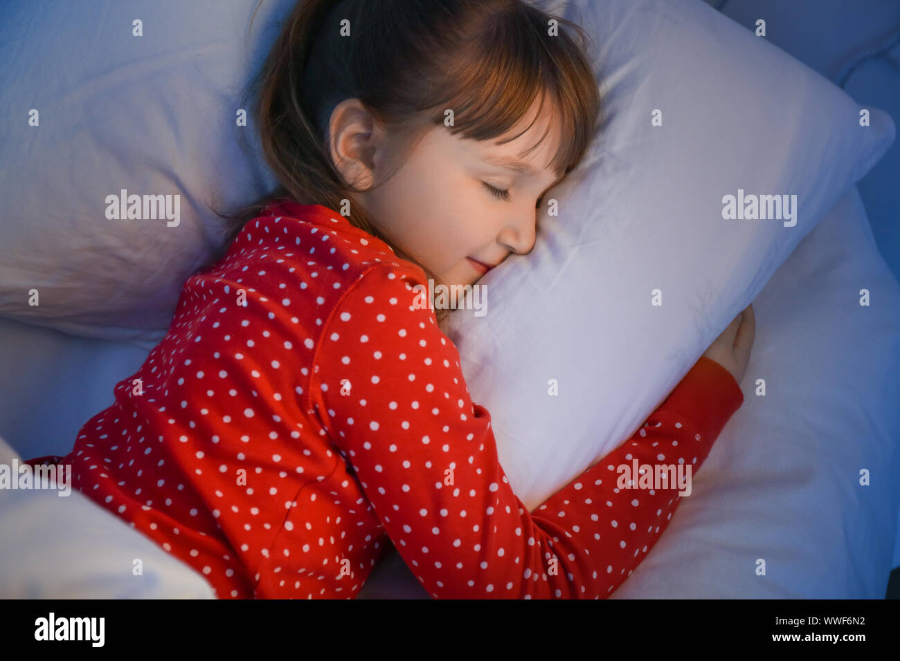 Süße kleine Mädchen schlafen nachts im Bett Stockfotografie - Alamy