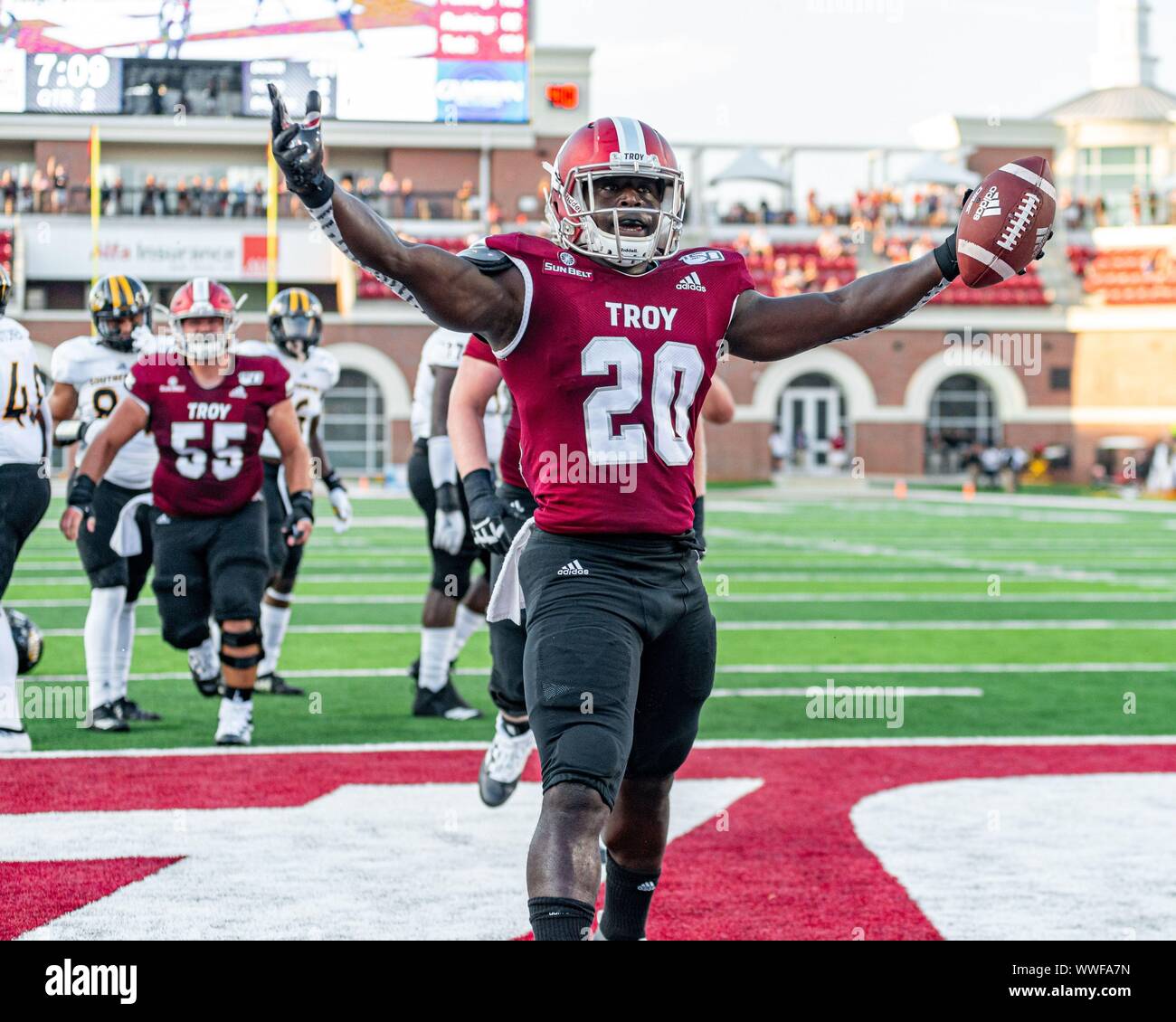 Troy, Alabama, USA. 14 Sep, 2019. Troy Universität Trojaner Gastgeber Universität von Südmississippi goldene Adler am Veterans Memorial Stadium. Troy RB DK BILLINGSLEY feiert nach einen Touchdown in der ersten Hälfte. Die goldenen Adler Trojaner outlast in einem 47-42 shootut. Die zwei Mannschaften betrug insgesamt für 1.154 Yards der Gesamthandlung am Tag. Stockfoto