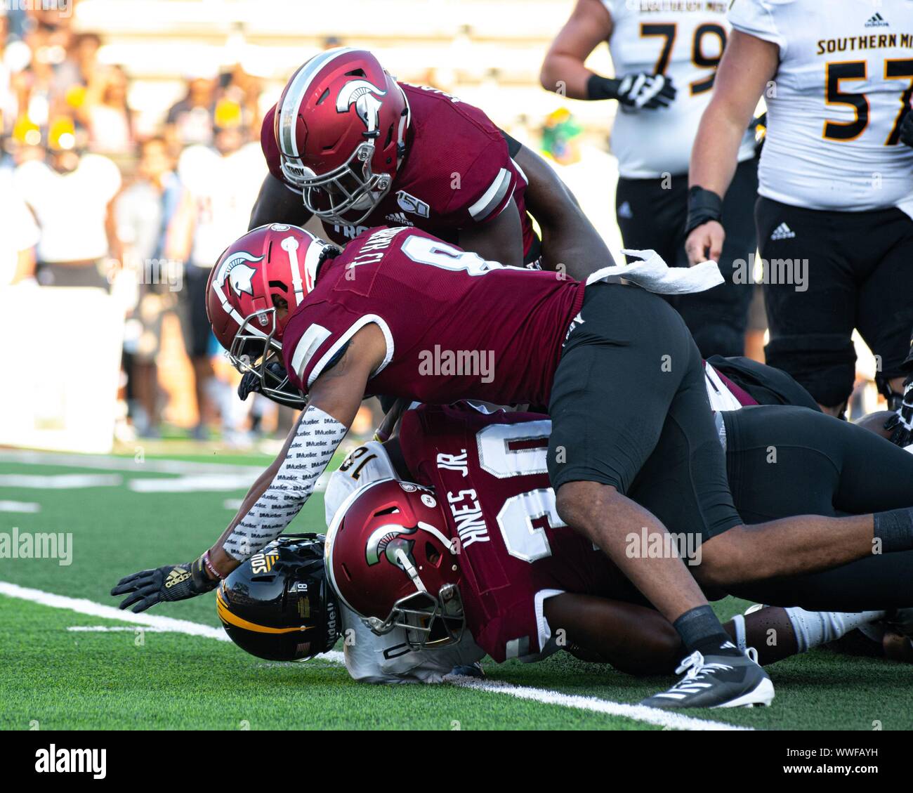 Troy, Alabama, USA. 14 Sep, 2019. Troy Universität Trojaner Gastgeber Universität von Südmississippi goldene Adler am Veterans Memorial Stadium. Mehrere Troy getackelt zu werden RB DE 'Michael Harris in der ersten Hälfte. Die goldenen Adler Trojaner outlast in einem 47-42 shootut. Die zwei Mannschaften betrug insgesamt für 1.154 Yards der Gesamthandlung am Tag. Stockfoto