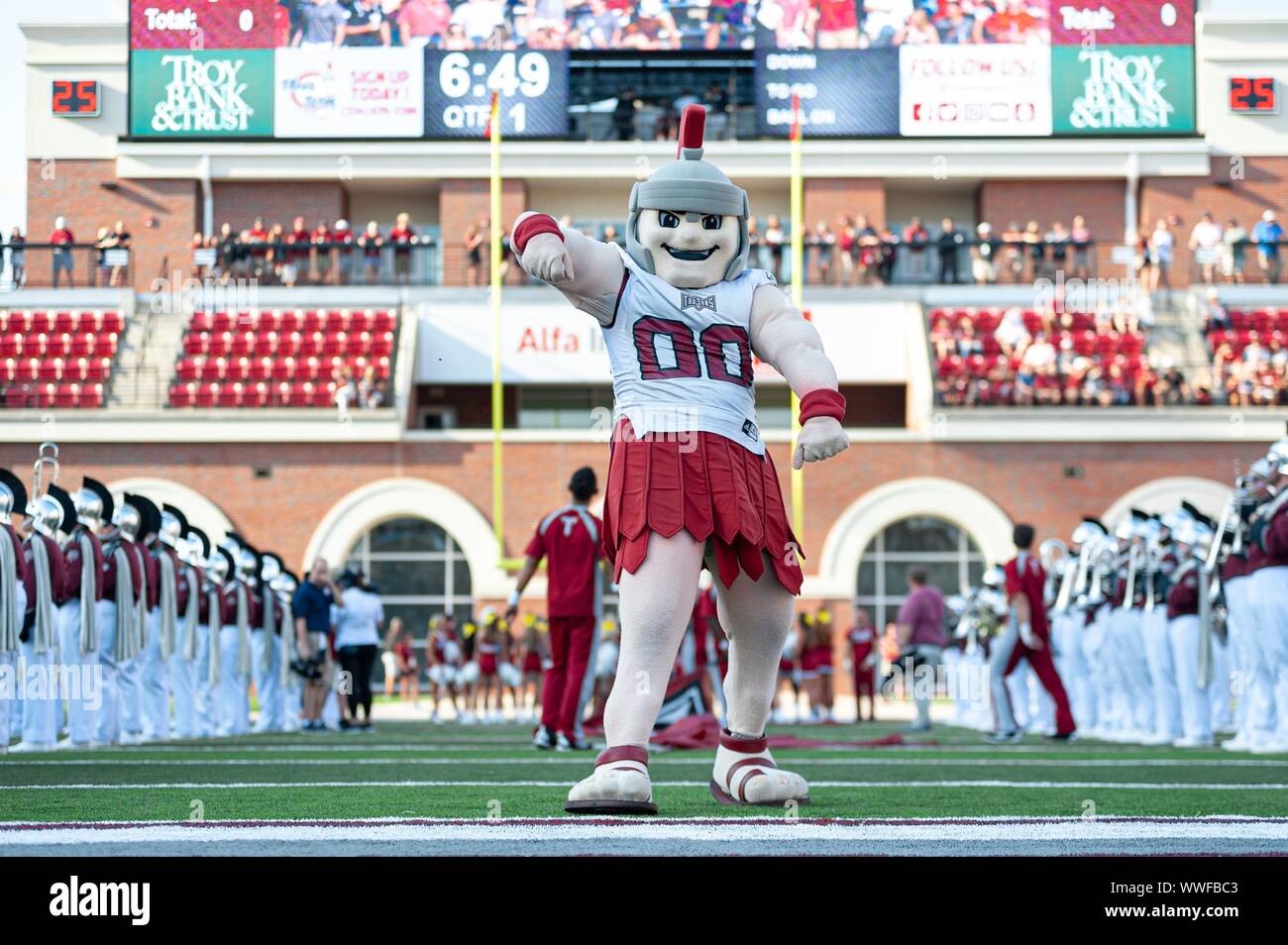 Troy, Alabama, USA. 14 Sep, 2019. Troy Universität Trojaner Gastgeber Universität von Südmississippi goldene Adler am Veterans Memorial Stadium. Troy Maskottchen T-ROY Pumpen bis der Menschenmenge vor dem Spiel. Die goldenen Adler Trojaner outlast in einem 47-42 shootut. Die zwei Mannschaften betrug insgesamt für 1.154 Yards der Gesamthandlung am Tag. Stockfoto