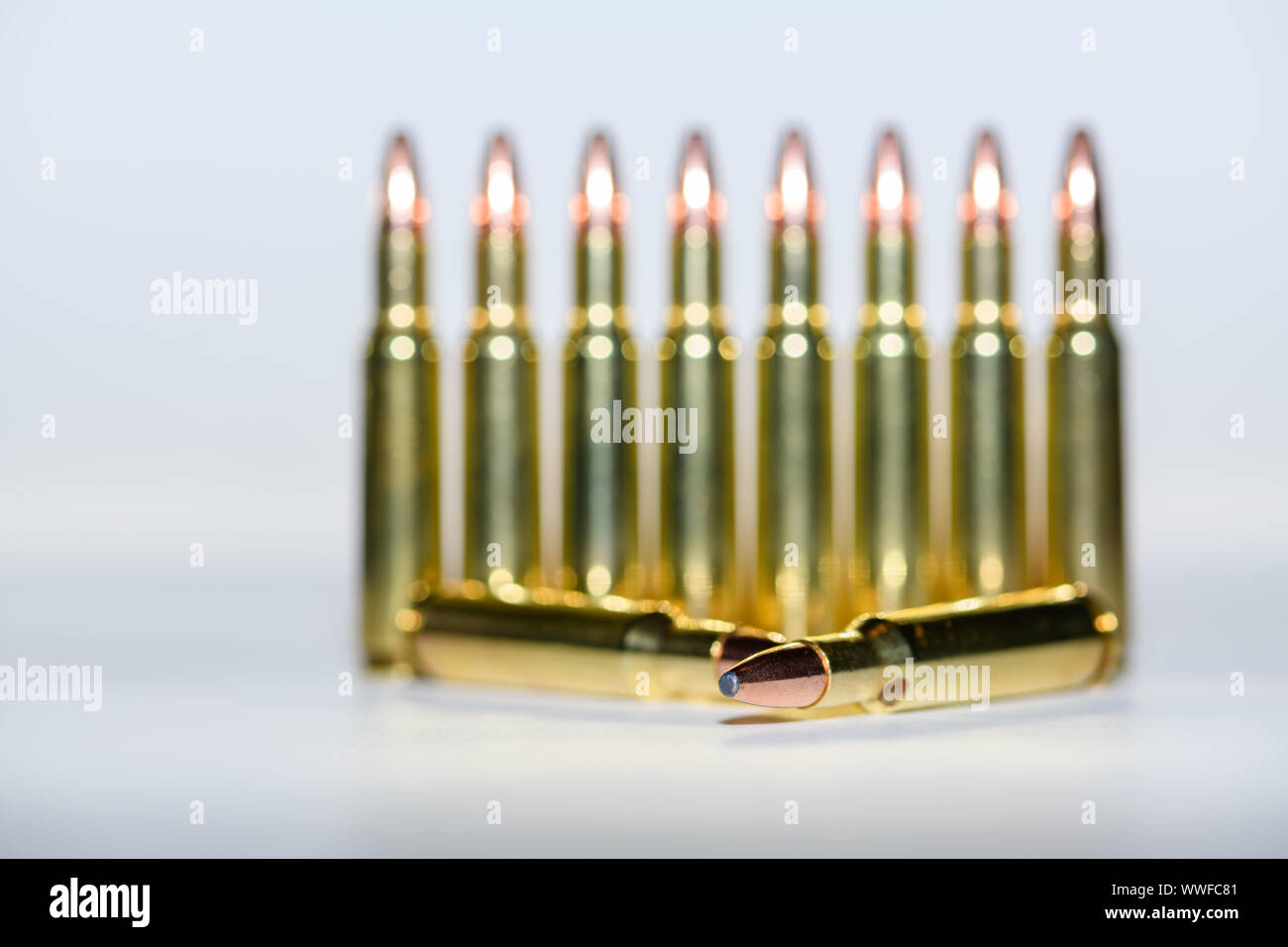 222 Gewehr Munition auf weißem Hintergrund, selektiver Fokus Stockfoto