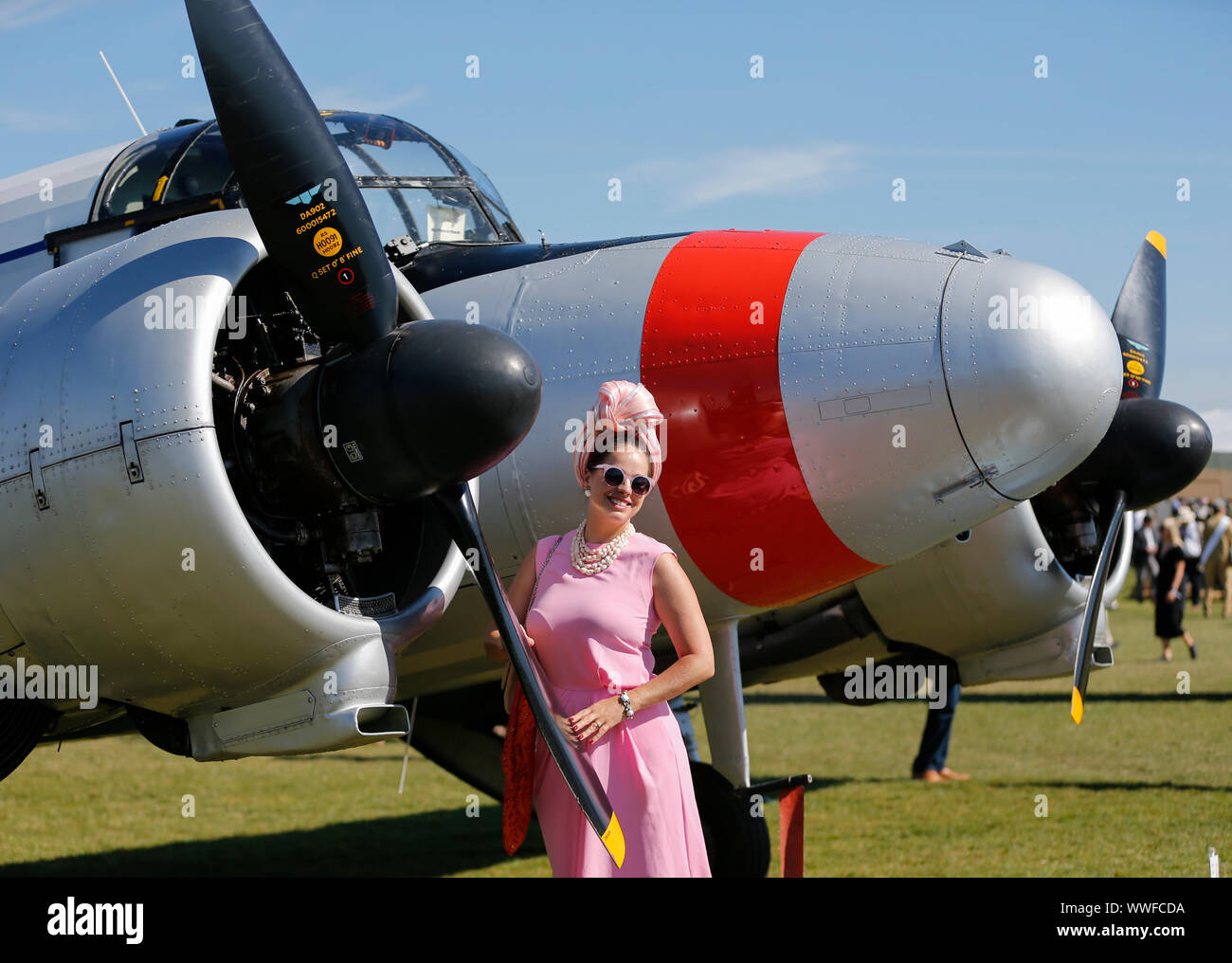 Goodwood, Großbritannien. 15 Sep, 2019. Eine Frau in Vintage Kleidung besucht das Goodwood Revival 2019 in Goodwood, England, Sept. 15, 2019. Credit: Han Yan/Xinhua/Alamy leben Nachrichten Stockfoto