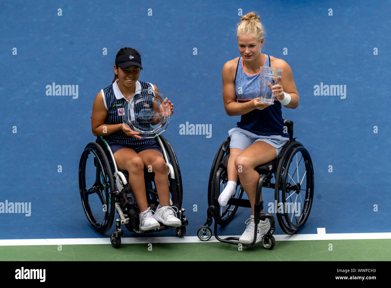 Diede De Groot der Niederlande (R) besiegte Juri Kamiji von Japan im Finale von Singles der Rollstuhl Frauen an der 2019 US Open Tennis. Credit: Paul J Sutton/PCN/LBA/Alamy leben Nachrichten Stockfoto