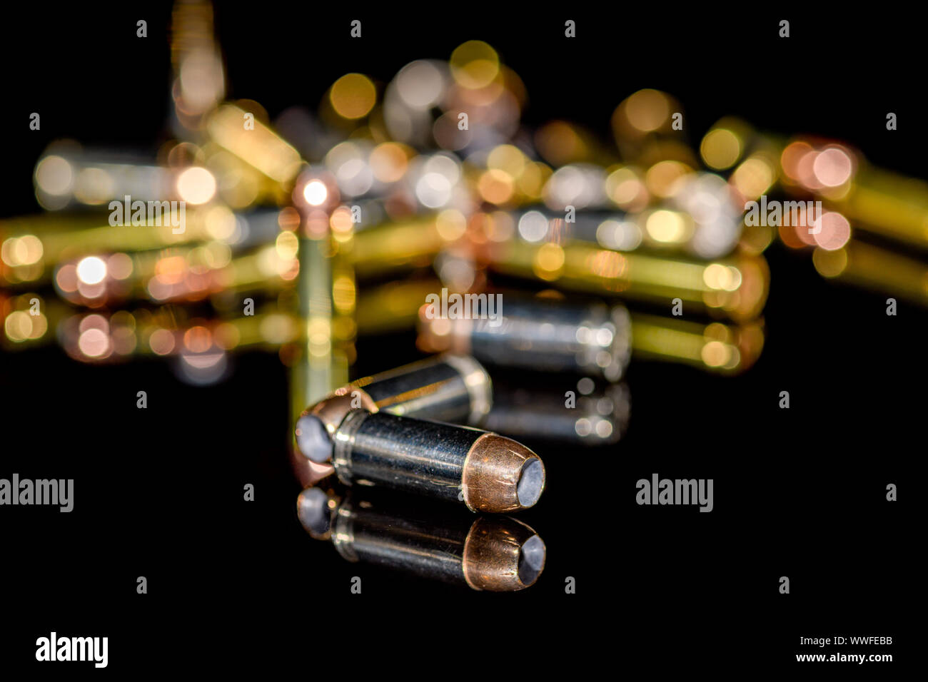 40 Caliber halbautomatische Pistole Munition auf schwarzem Hintergrund, selektiver Fokus Stockfoto