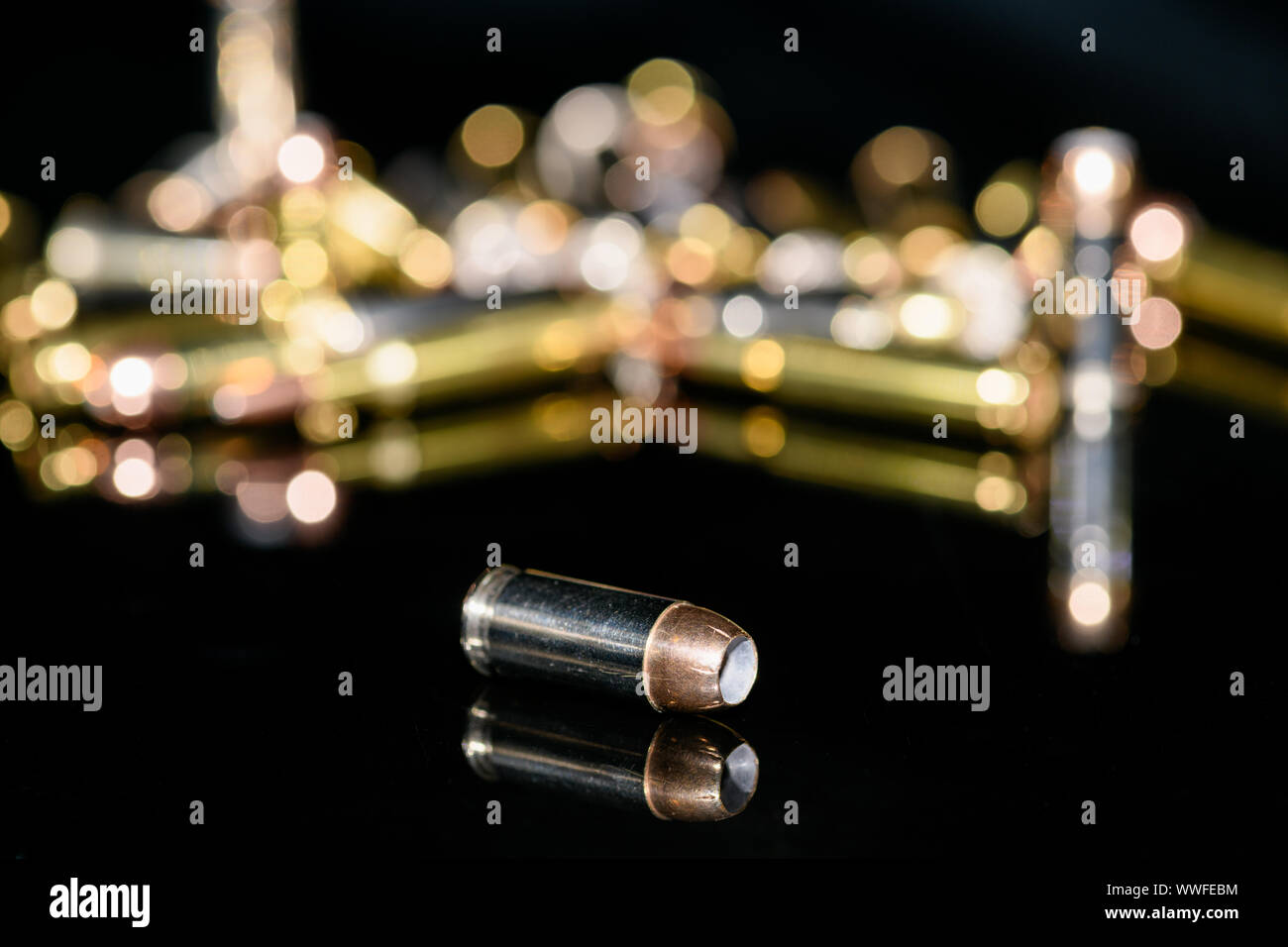 40 Caliber halbautomatische Pistole Munition auf schwarzem Hintergrund, selektiver Fokus Stockfoto