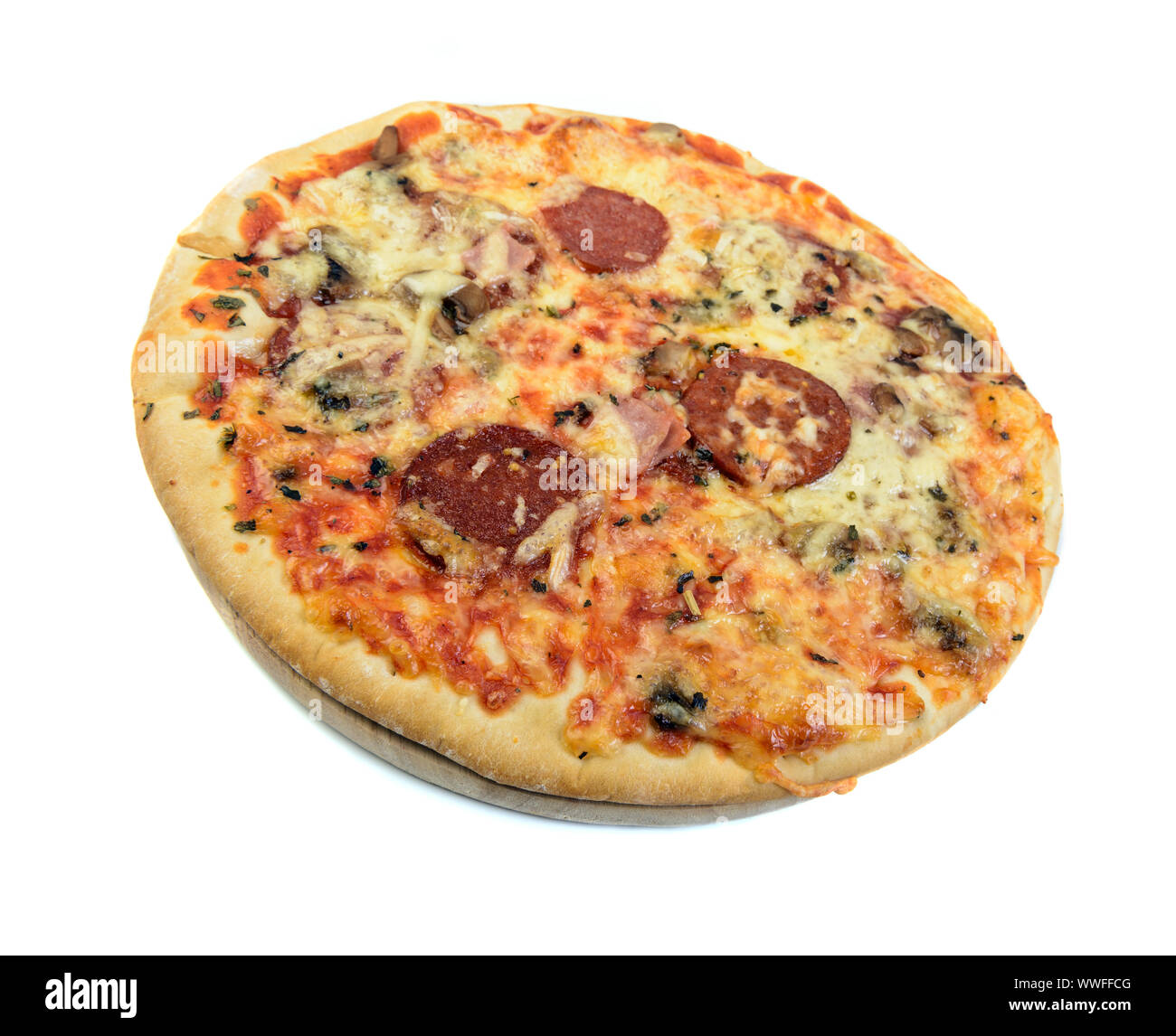 Frische hausgemachte italienische Klassiker original Pepperoni Pizza isoliert auf weißem Hintergrund Stockfoto