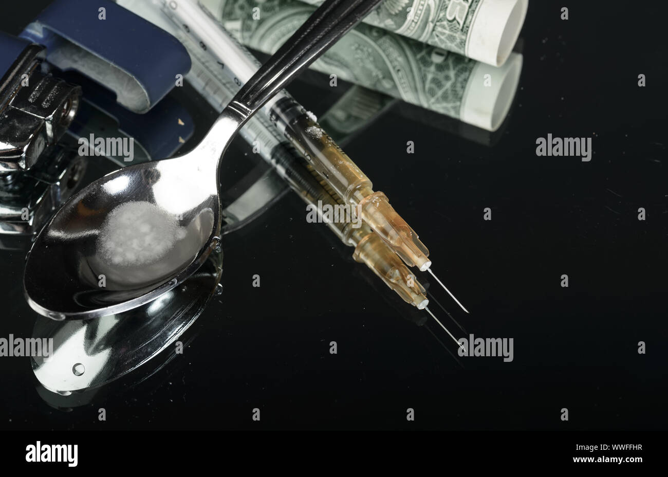 Weißes Pulver, Spritze und die Droge auf Löffel. Betäubungsmittel sucht Konzept. Black Mirror Hintergrund Stockfoto