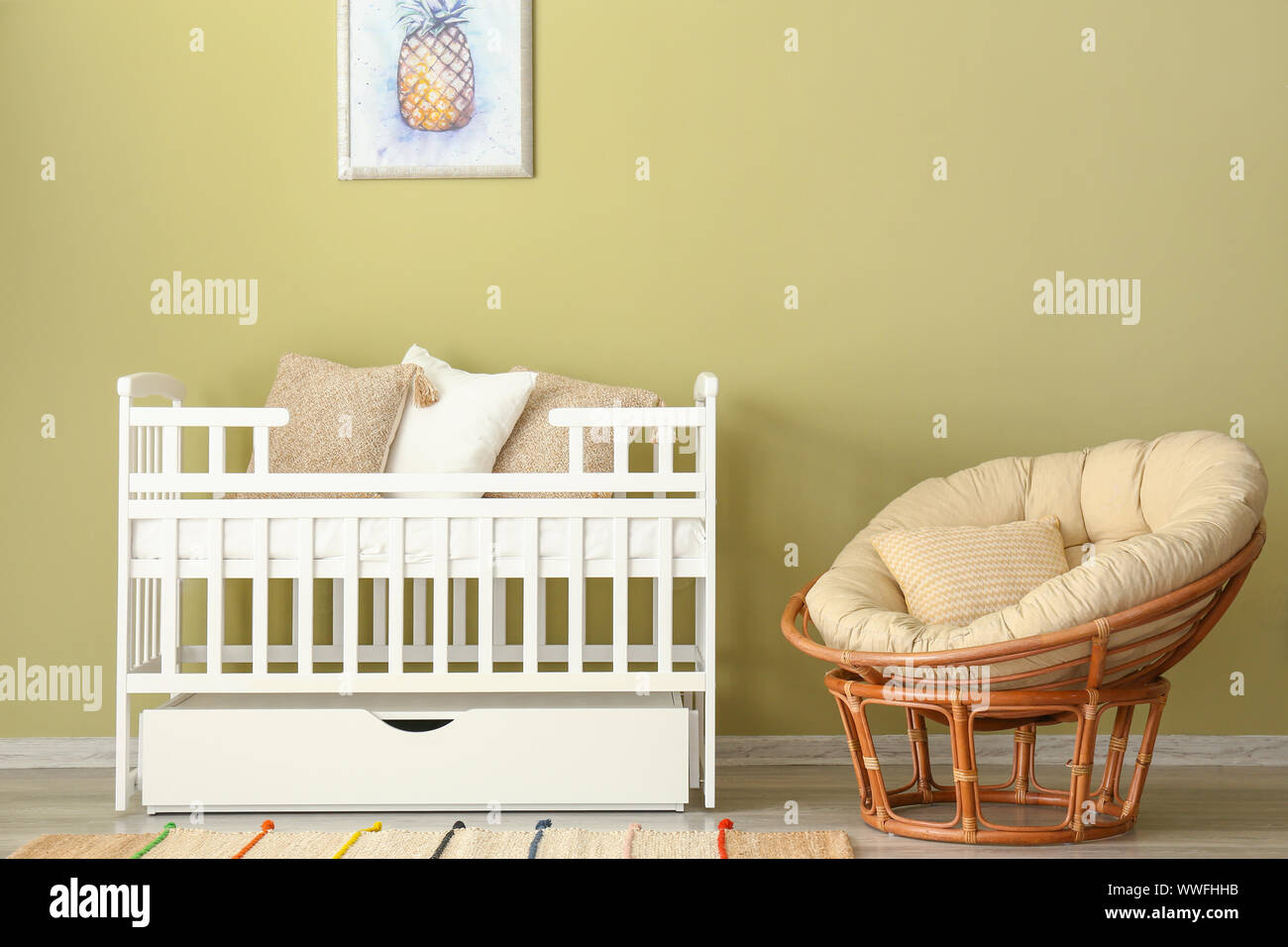 Stilvolle Baby Bett in der Nähe Farbe Wand im Inneren der Kinder Zimmer Stockfoto