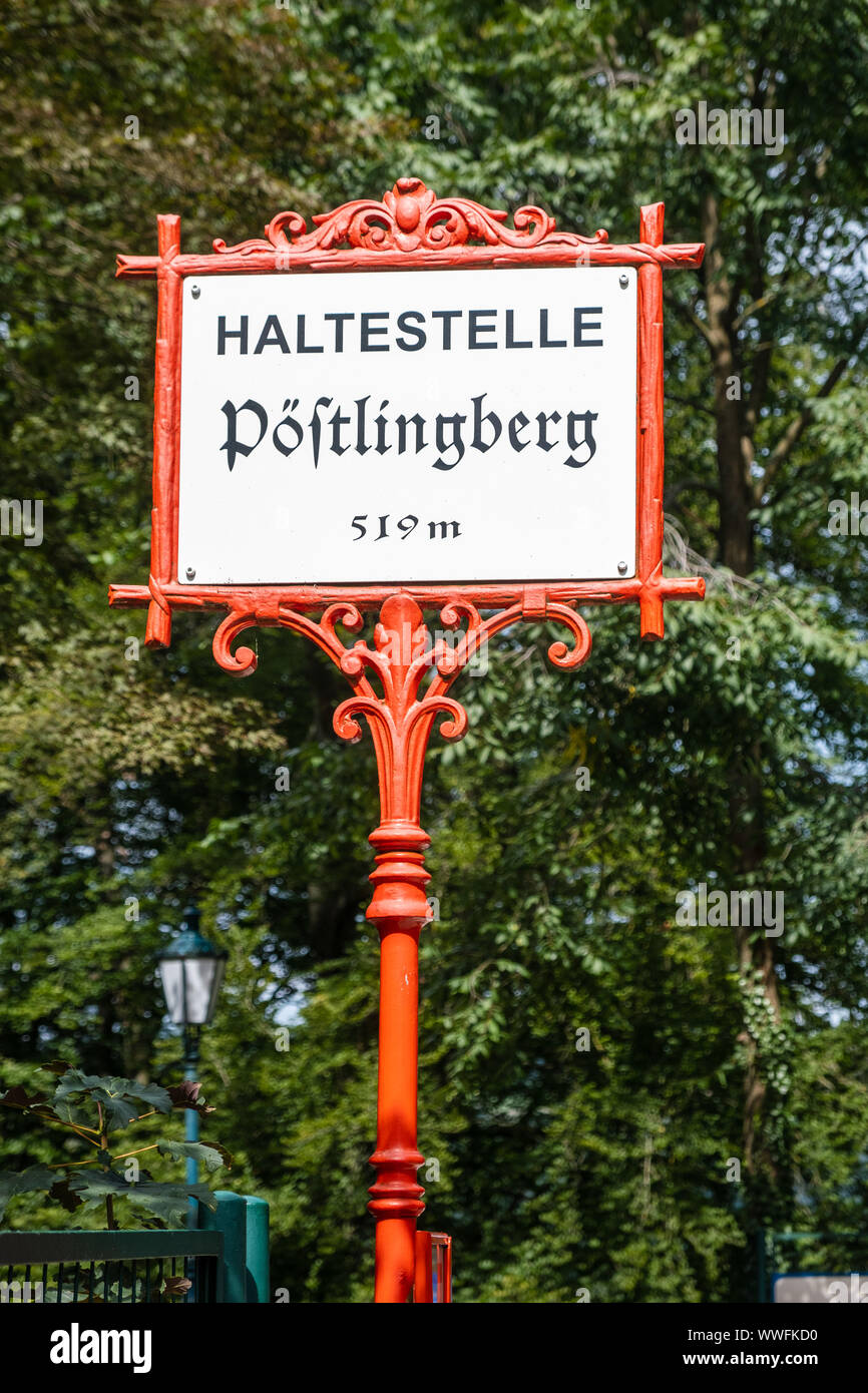 LINZ, ÖSTERREICH - 17. AUGUST 2019: Die Postlingberg ist ein Hügel am linken Ufer der Donau. Es ist ein beliebtes Touristenziel, mit einem Anzeigen- Stockfoto