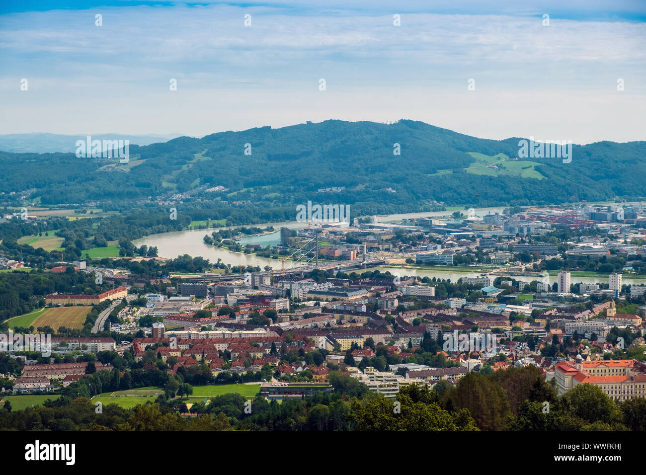 Die Postlingberg ist ein 539 Meter hoher Berg am linken Ufer der Donau in der Stadt Linz, Österreich. Es ist ein beliebtes Touristenziel, mit einem vi. Stockfoto