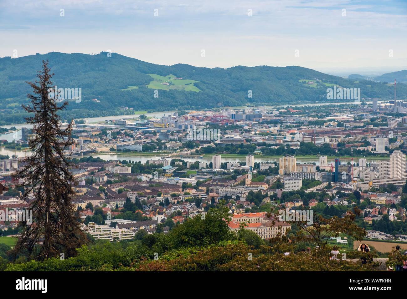 Die Postlingberg ist ein 539 Meter hoher Berg am linken Ufer der Donau in der Stadt Linz, Österreich. Es ist ein beliebtes Touristenziel, mit einem vi. Stockfoto