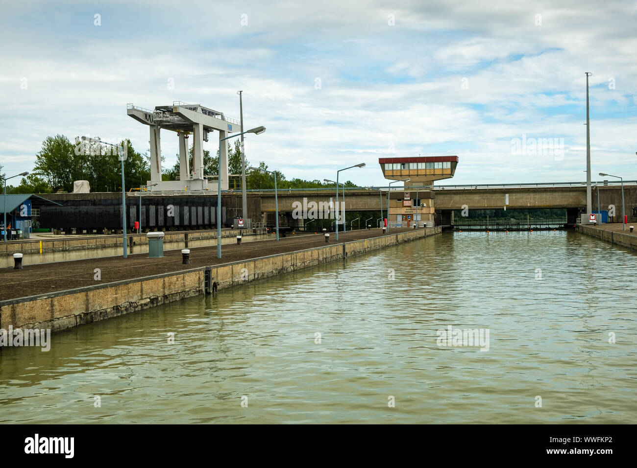 Schleuse auf der Donau vor dem Dorf Abwinden, Österreich. vollständige Schleuse Stockfoto