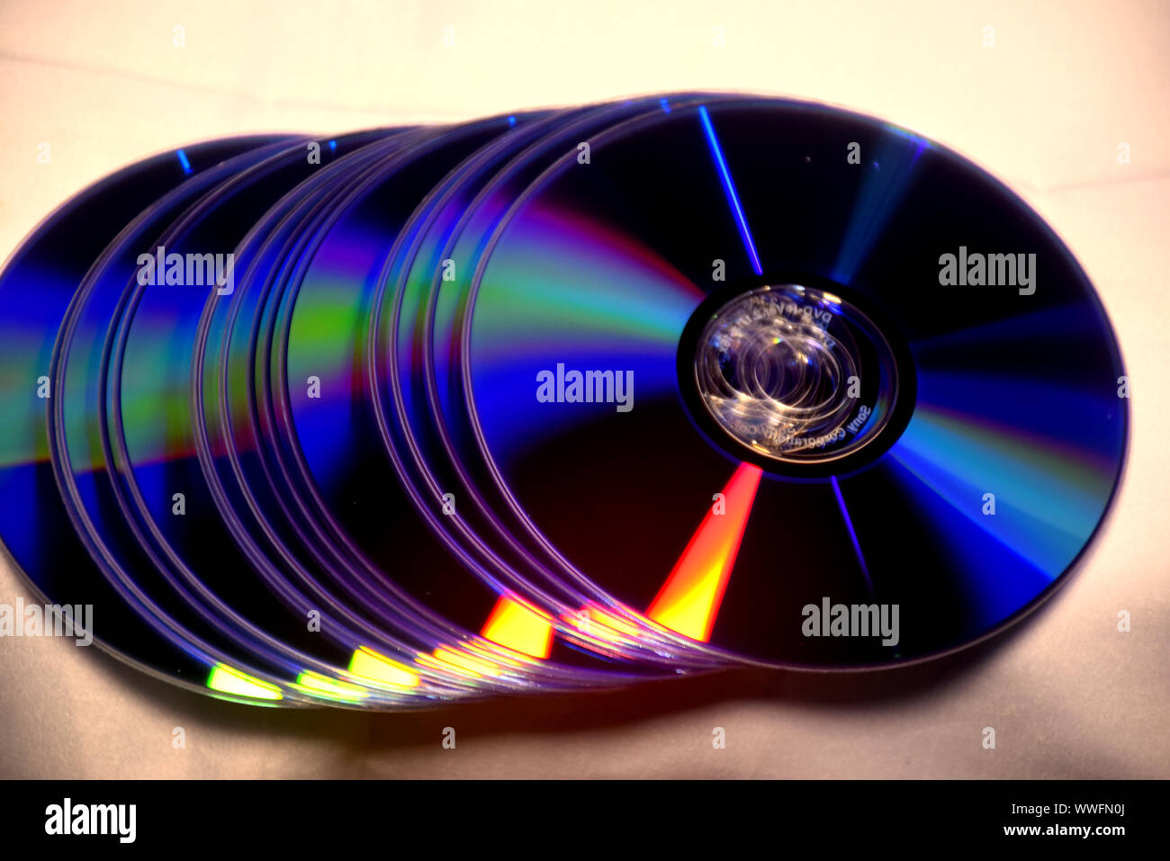 Vintage CD- oder DVD-Laufwerk aus, Hintergrund, alte Kreis Discs für die Speicherung von Daten, Filme und Musik Stockfoto