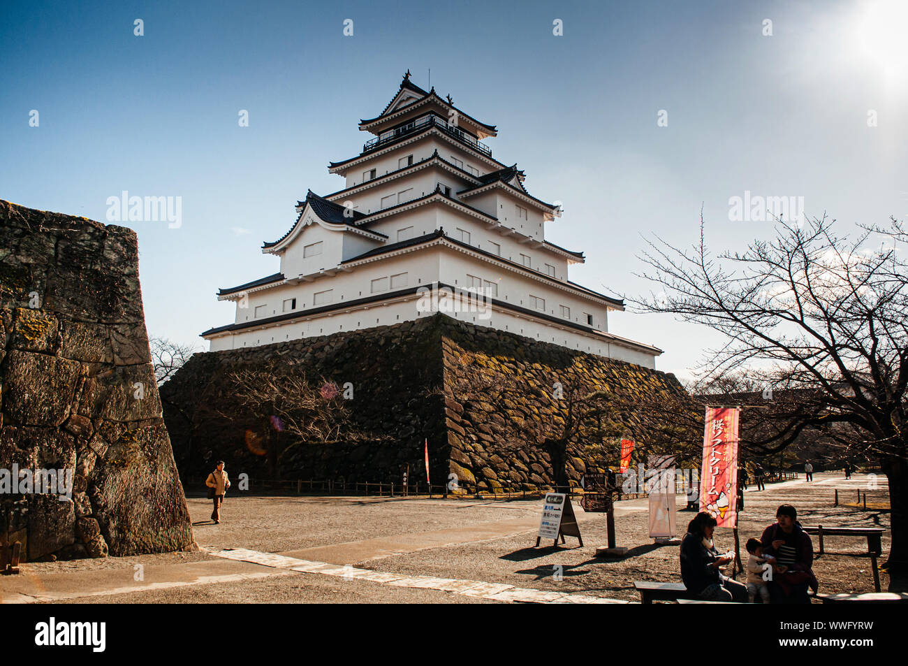 DEC 4, 2018 Aizu Wakamatsu, Japan - Aizu Wakamatsu Tsuruga Schloss und alte Steinmauer gegen warmes Sonnenlicht. Fukushima Samurai Herr fortess in Edo Stockfoto