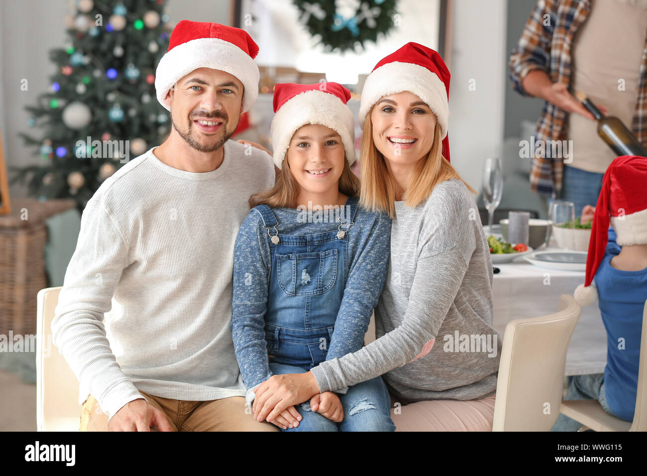 Glückliche Familie während der Weihnachtsfeier zu Hause Stockfoto