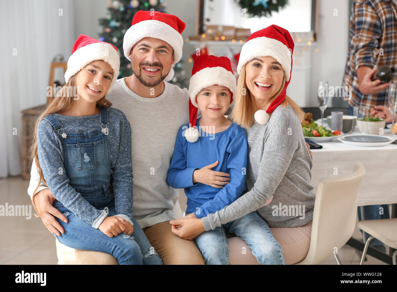 Glückliche Familie während der Weihnachtsfeier zu Hause Stockfoto