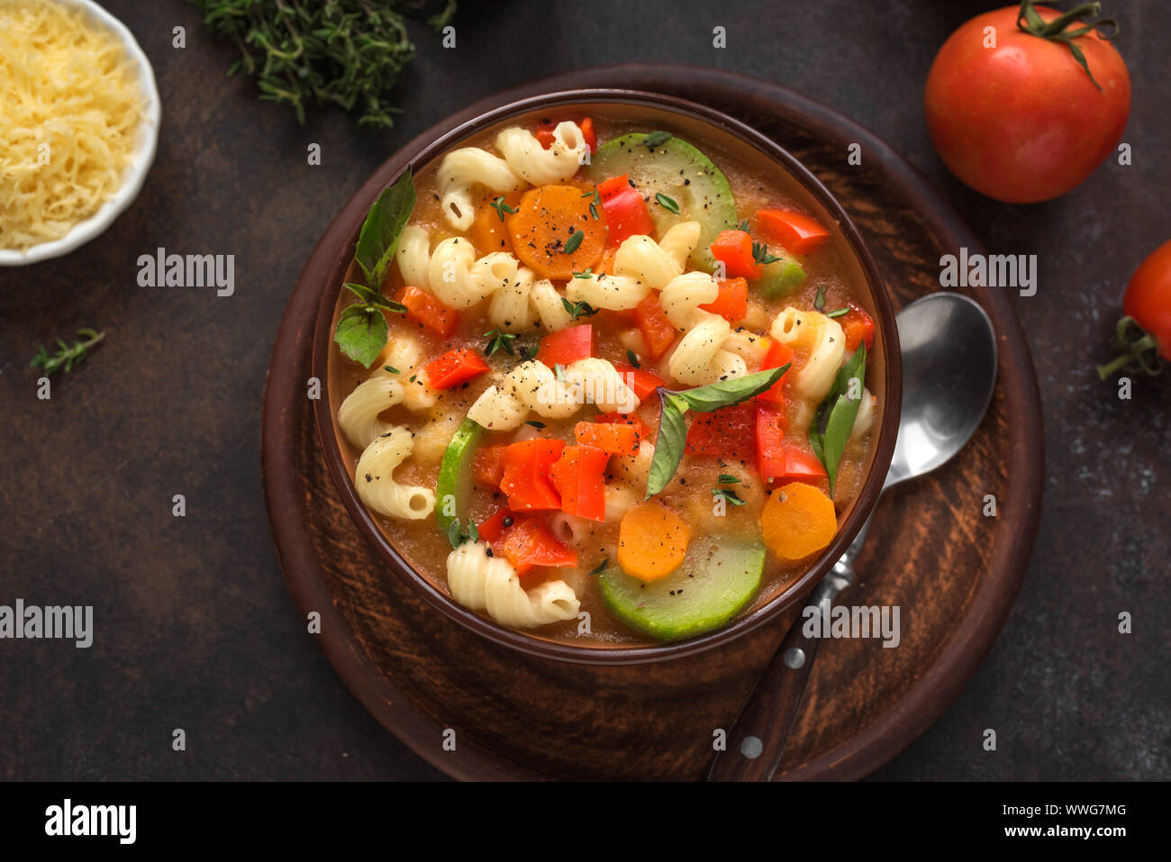 Minestrone. Italienische Gemüsesuppe mit Nudeln auf dunklen rustikalen Hintergrund, Ansicht von oben. Gesund vegan vegetarisch saisonale Speisen, hausgemachter Minestrone so Stockfoto