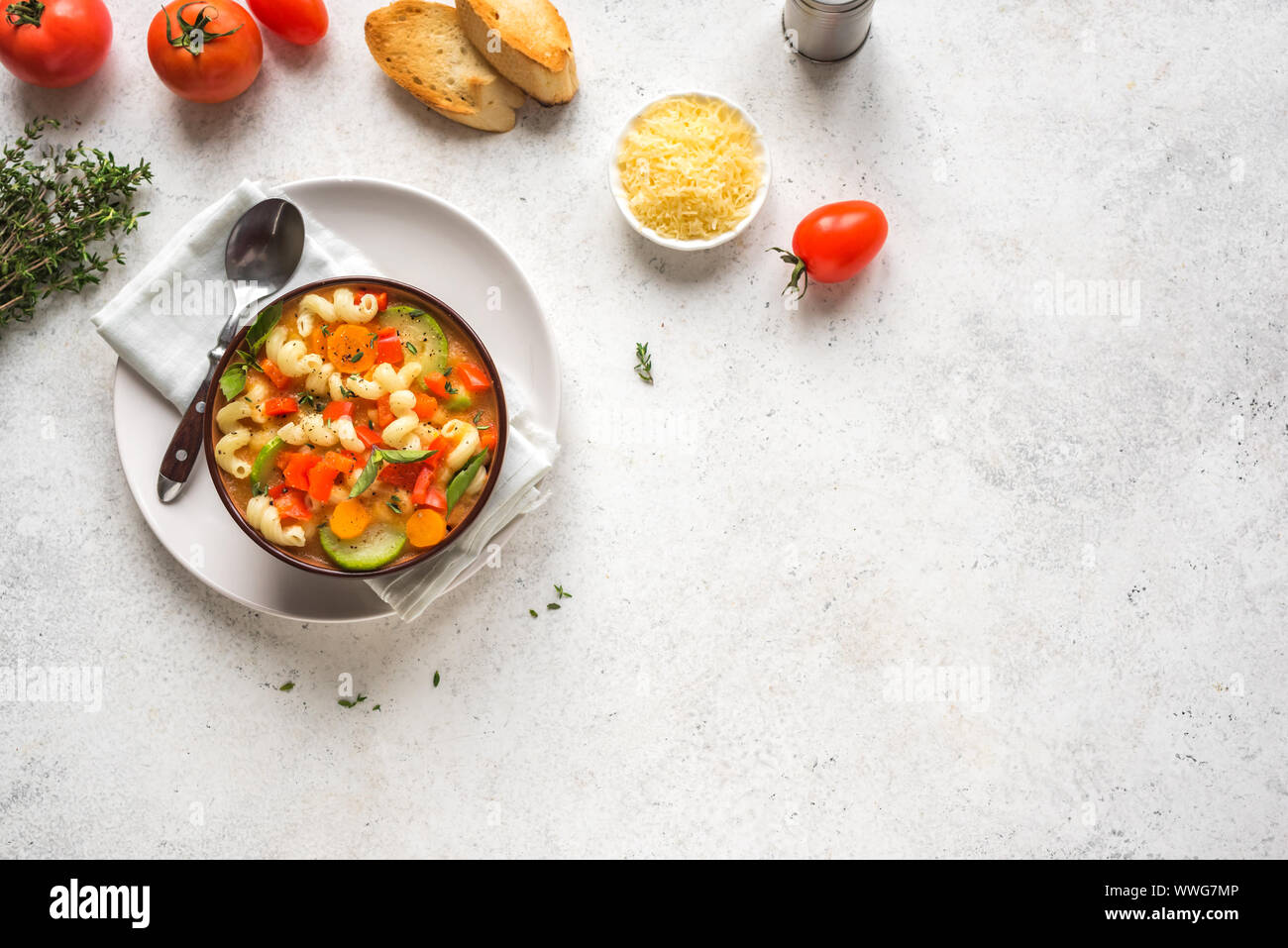 Minestrone. Italienische Gemüsesuppe mit Nudeln auf weißem Hintergrund, Ansicht von oben, kopieren. Gesund vegan vegetarisch saisonale Speisen, Hausgemachte minestr Stockfoto