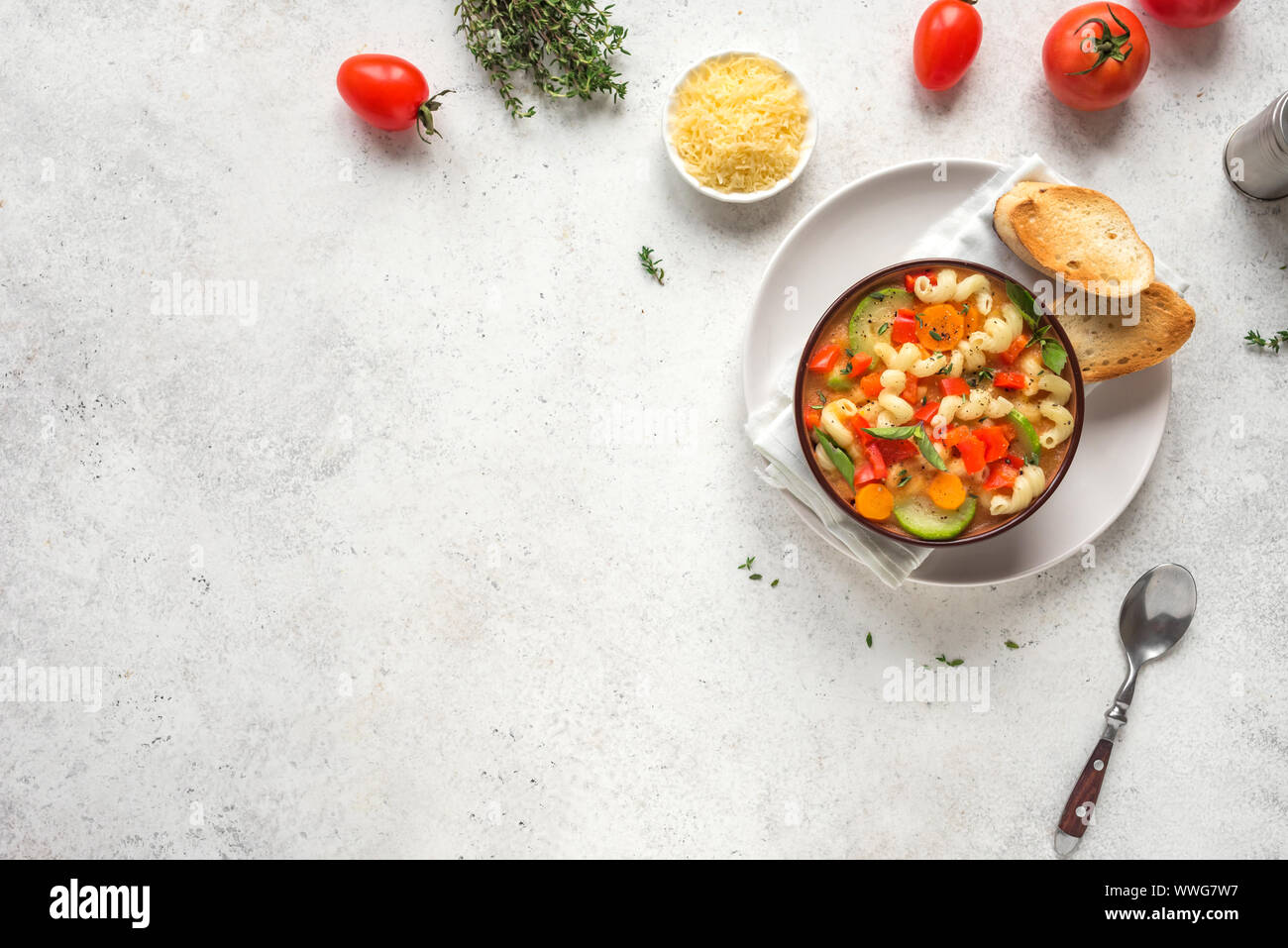 Minestrone. Italienische Gemüsesuppe mit Nudeln auf weißem Hintergrund, Ansicht von oben, kopieren. Gesund vegan vegetarisch saisonale Speisen, Hausgemachte minestr Stockfoto