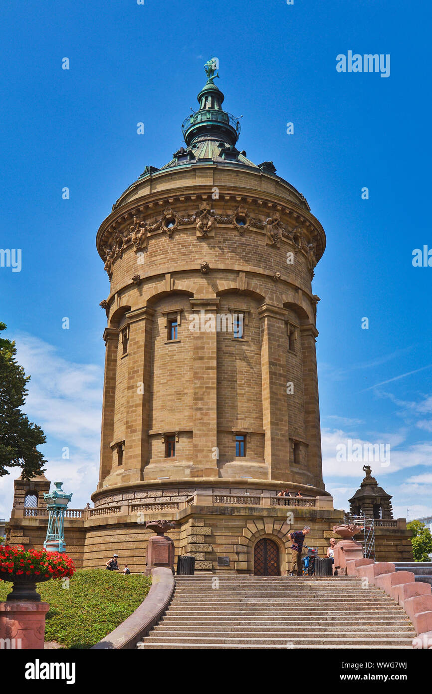 Mannheim, Deutschland - Juli 2019: Wasser Tour namens "Wasserturm", Wahrzeichen der Stadt Mannheim in kleinen öffentlichen Park im Sommer Tag Stockfoto