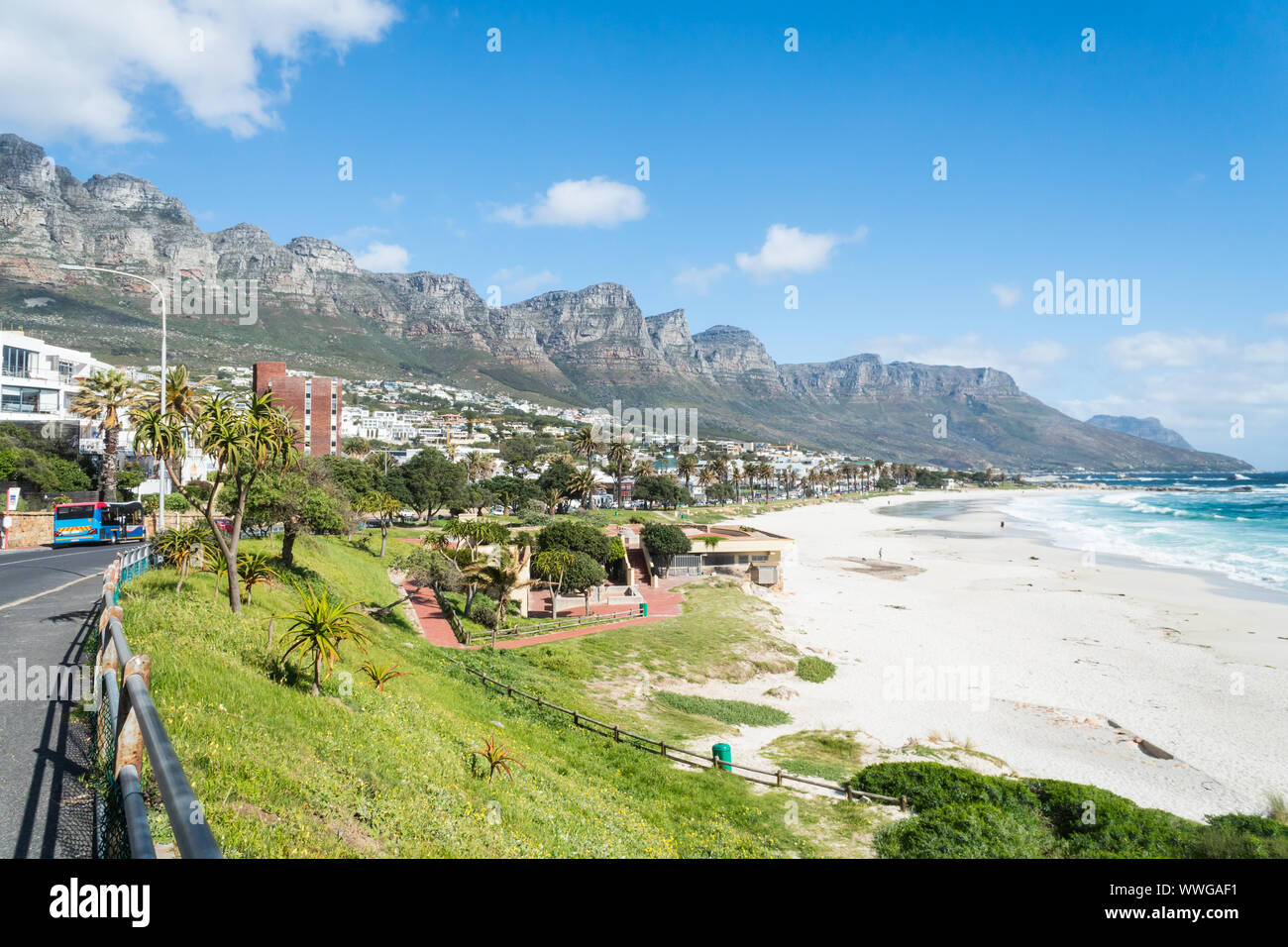 Mit Blick auf die exklusiven Vorort von Camps Bay in Kapstadt, Südafrika mit seinen weißen sandigen Strand mit Blauer Flagge und die Zwölf Apostel Berge Stockfoto