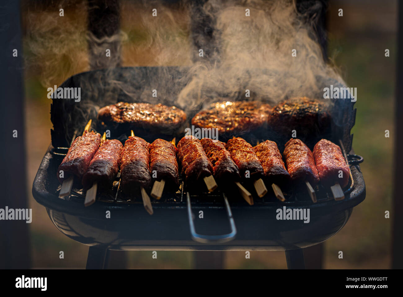 Fleisch auf wirklich heißem Grill Stockfoto