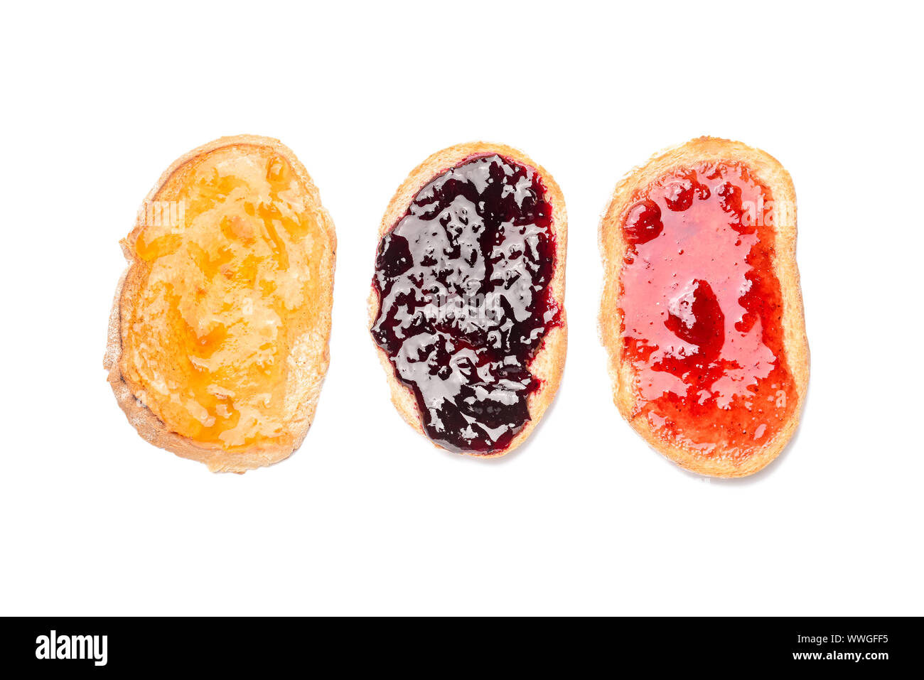 Lecker geröstetes Brot mit Marmelade auf weißem Hintergrund Stockfoto